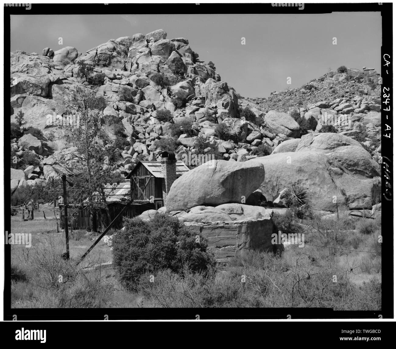 Hintere Höhe und Schornstein - Südwesten - Desert Queen Ranch, Schlüssel Ranch House, Twentynine Palms, San Bernardino County, CA Stockfoto