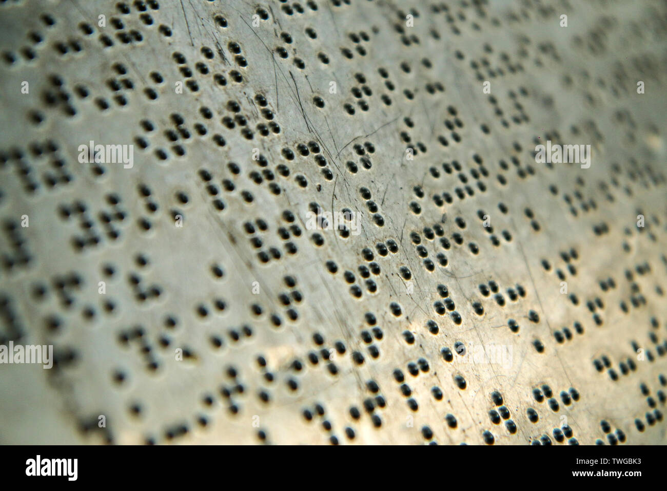 Ein Detail des Textes in Braille Alphabet. Die Detailtreue der Informationen anmelden. Stockfoto