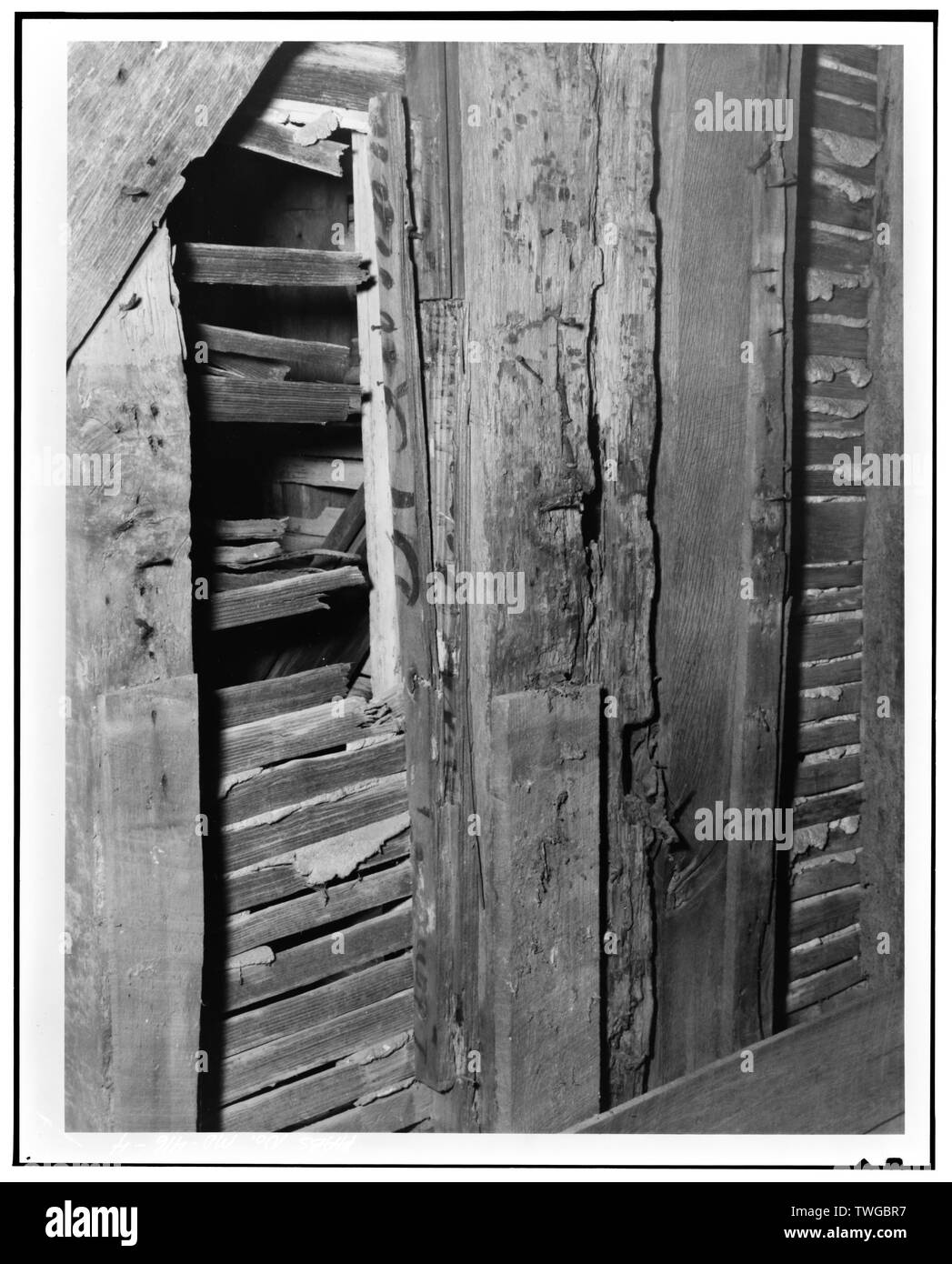 Hintere Höhe, DETAIL DER BAU, die angrenzenden Ecke Beiträge zwischen Gebäude 1 und 3. Hinweis WIEDERVERWENDET HOLZ STREIFEN ZU GEBÄUDE 1 POST EINGESCHRIEBEN T. GENAGELT LEONARD". Es gibt keine NAGELLÖCHER IN DER ZEIT VOM 3. POST, der FARRING STREIFEN EINSTELLEN FÜR DIE VERKLEIDUNG - Charles' Geschenk, Routen 2 und 4 Lusby, Calvert County, MD; St. Mary's City Kommission, Sponsor; Maryland Historical Trust, Sponsor, Friseur, Douglas, Fotograf; Carson, Cary, delineator Stockfoto