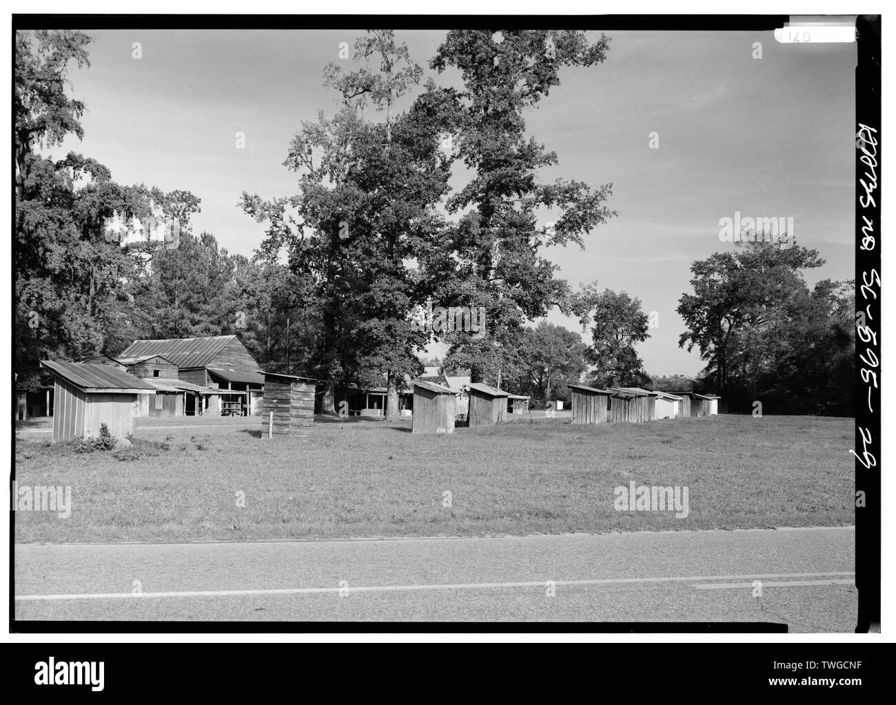 Hintere VON GEBÄUDEN -1, -2, -3, etc., mit PRIVIES IM VORDERGRUND - Indische Felder methodistischen Campground, SC Route 73, 0,7 Kilometer vom SC Route 15, Saint George, Dorchester County, SC Stockfoto