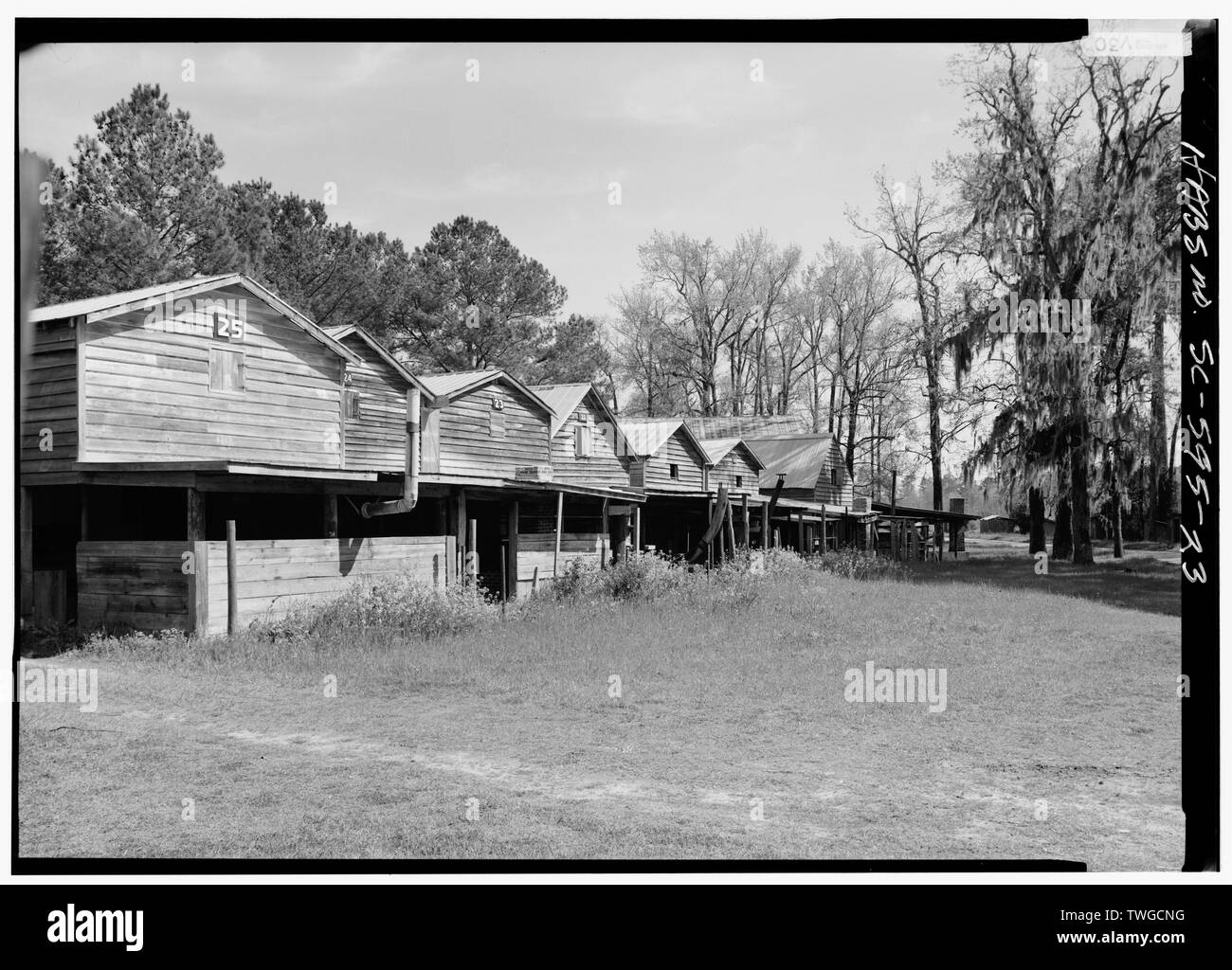 Hintere VON GEBÄUDEN-19 bis-25, WIE SIE IN indischen Felder methodistischen Campground, SC Route 73, 0,7 Kilometer vom SC Route 15, Saint George, Dorchester County, SC Stockfoto