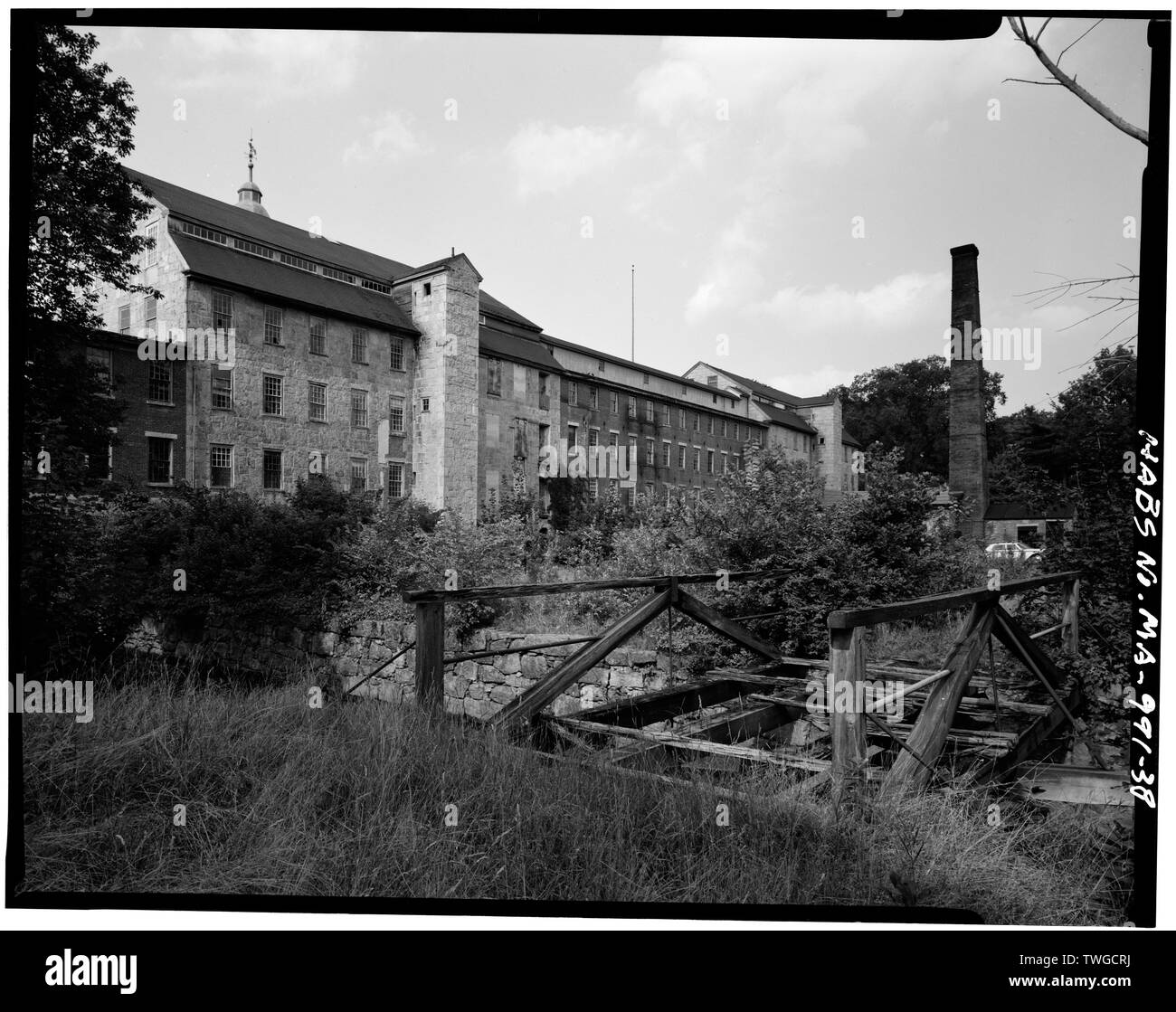 Rückseite der Krone/Adler Mühlen, Blickrichtung Nordost, BRÜCKE BRÜCKE ÜBER SCHWANZ RENNEN IM VORDERGRUND - Krone/Adler Mühlen, 123 Hartford Avenue East, North County Uxbridge, Worcester, MA; Rogerson, Robert; In (?), Paul Stockfoto