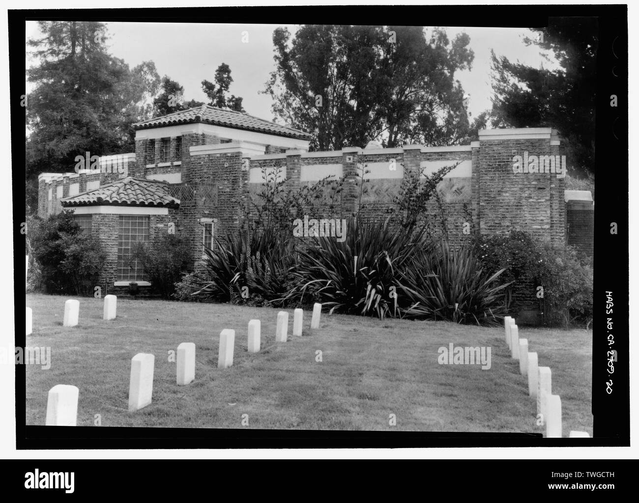 Rückseite des COLUMBARIUM. Blick nach Nordosten. - Los Angeles National Cemetery, 950 South Sepulveda Boulevard, Los Angeles, Los Angeles County, CA Stockfoto