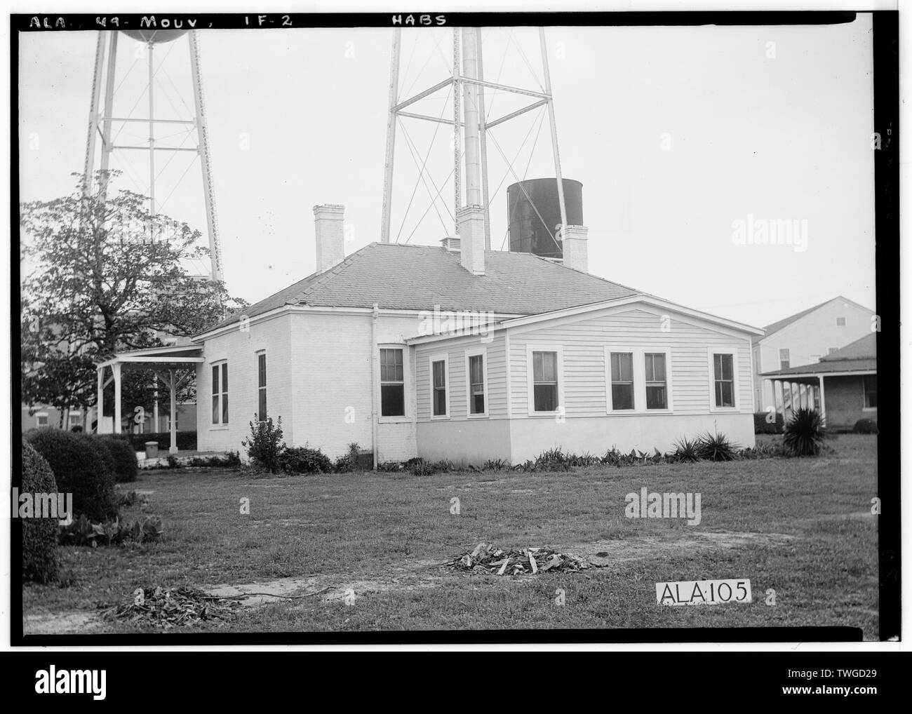 Historischer amerikanischer Gebäude Umfrage E. W. Russell, Fotograf, April 2, 1935, Rückseite von Nr. 7 - Offiziere Viertel, in S. ENDE DER GRUPPE 3, MIT BLICK AUF DIE PARADE GRÜNDEN AUF W. - Mount Vernon Arsenal, Werkstatt, Old Saint Stephens Road (County Road 96), Mount Vernon, Mobile County, AL Stockfoto