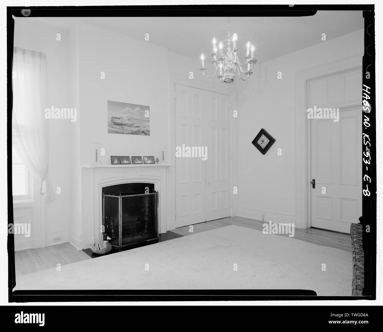 Hintere Stube (Nordwesten), MIT MANTEL UND TÜR, nach Nordwesten - Fort Leavenworth, Gebäude Nr. 16, 24 Sumner, Leavenworth, Leavenworth County, KS; Abteilung der Missouri; Struble, Kristie D, Feld team; Glas, James A, Projektleiter; Whye, Mike, Fotograf; Hunt, Judith E, Historiker Stockfoto