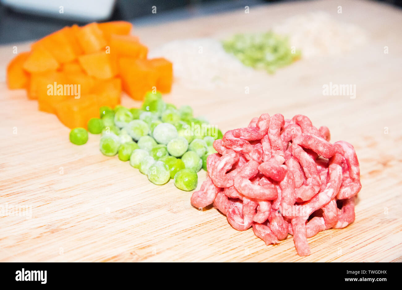 Hausgemachte Hundefutter Inhaltsstoffe, Hackfleisch, Karotten, Erbsen, Reis, Linsen, Hafer Stockfoto