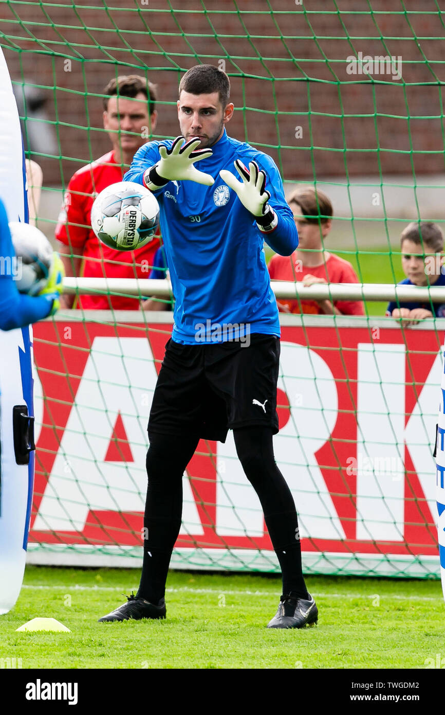 Kiel, Deutschland. Juni, 2019 20. Torwart Ioannis Gelios beteiligt sich an der 1. Sitzung der Deutschen 2. division Team Holstein Kiel auf die anstehende neue Saison in die Zweite Bundesliga vorzubereiten. Frank Molter/Alamy leben Nachrichten Stockfoto