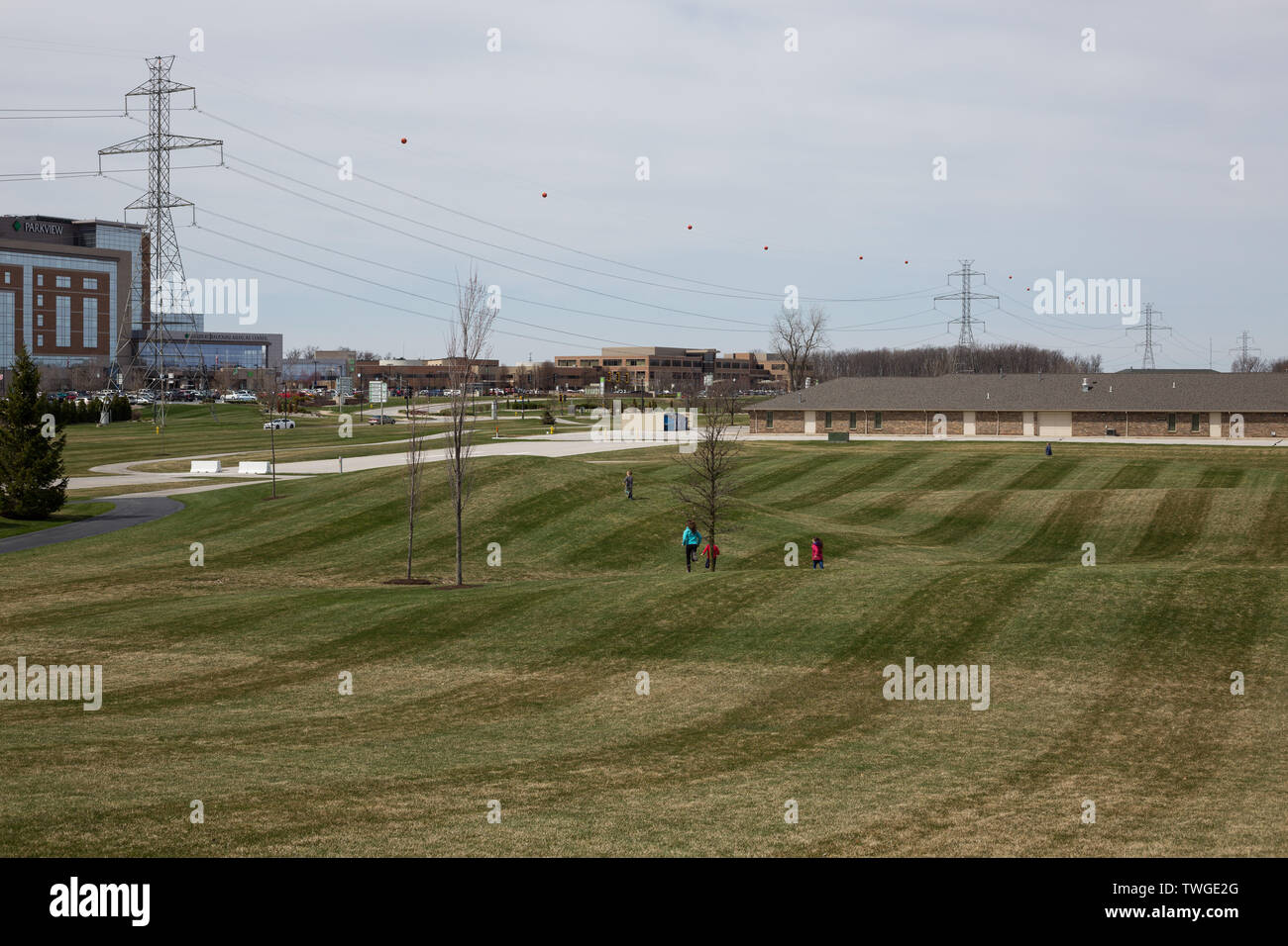 Kinder spielen auf den Hügeln im Parkview Family Park im Parkview Regional Medical Center in Fort Wayne, Indiana, USA. Stockfoto