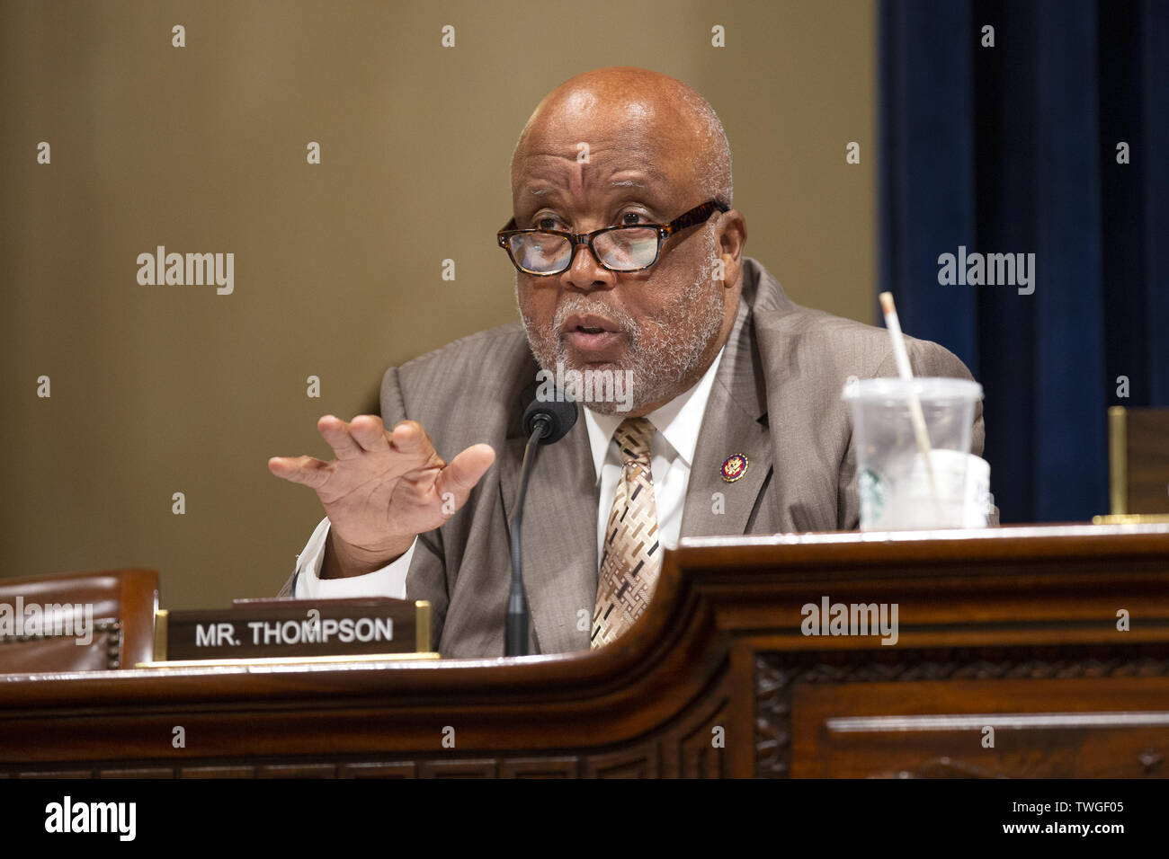 Washington, District of Columbia, USA. Juni, 2019 20. United States Vertreter Bennie Thompson (Demokrat von Mississippi) Fragen Leiter der U.S. Border Patrol, die US-amerikanischen Zoll- und Grenzschutzbehörden Carla Provost, stellvertretender Verteidigungsminister für Heimatverteidigung Integration und Verteidigung Unterstützung der zivilen Behörden Robert Salesses, und Adjutant General für Arizona Major General Michael T. McGuire während ihrer Aussage vor dem Ausschuss für die Innere Sicherheit auf dem Capitol Hill in Washington, DC, USA am 20. Juni 2019 Credit: Stefani Reynolds/CNP/ZUMA Draht/Alamy leben Nachrichten Stockfoto