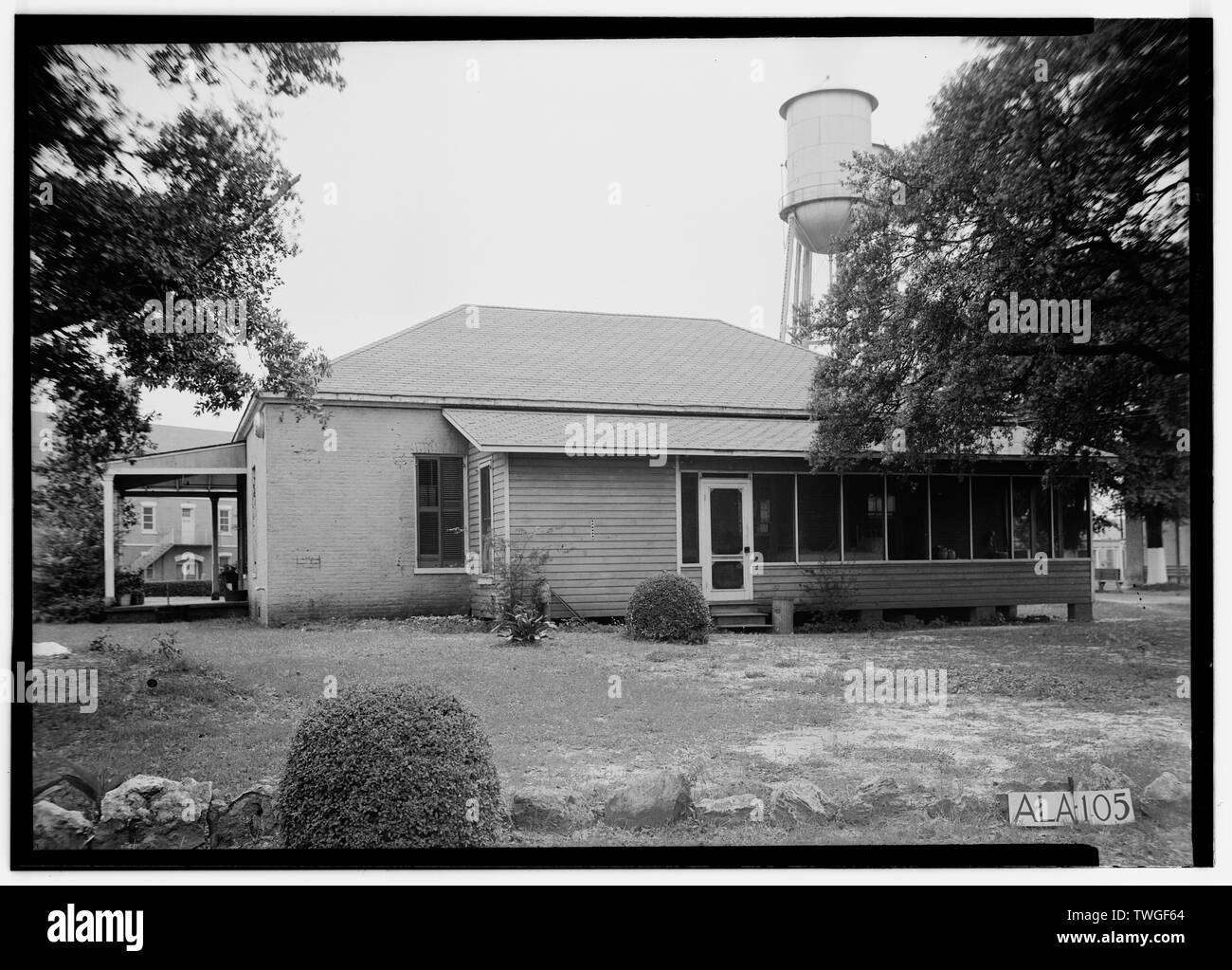 Historischer amerikanischer Gebäude Umfrage E. W. Russell, Fotograf, April 23, 1935, RÜCKANSICHT DES GEBÄUDES EINMAL ALS OFFICER'S QUARTERS - Mount Vernon Arsenal, Werkstatt und Alten Offiziere Viertel, Old Saint Stephens Road (County Road 96), Mount Vernon, Mobile County, AL VERWENDET Stockfoto