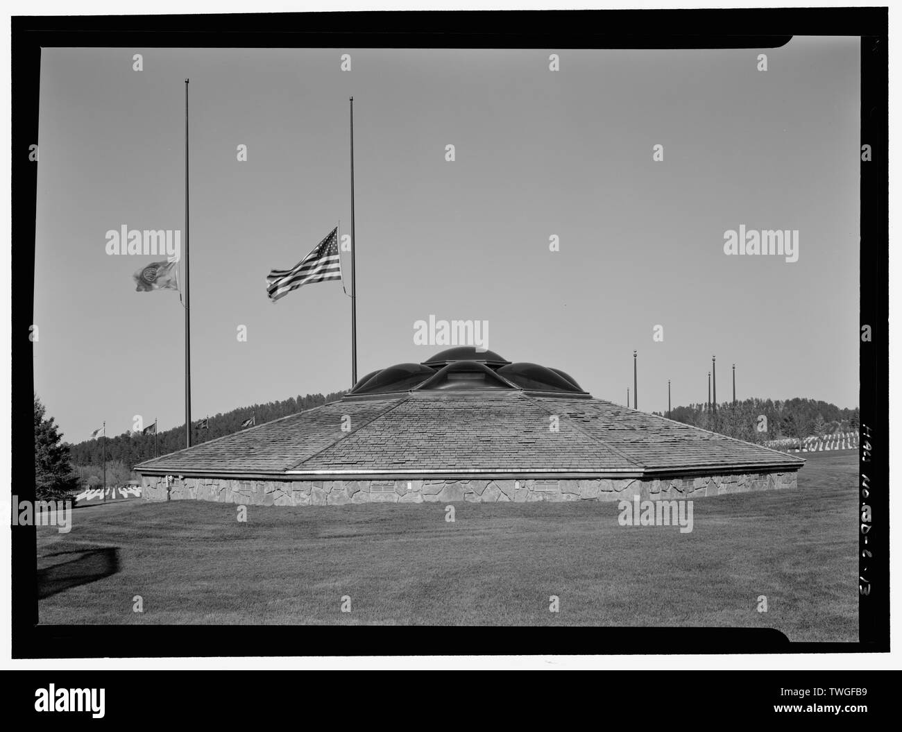 Ansicht der Rückseite des ANKLAGEERHEBUNG Tierheim. Blick nach Osten. - Black Hills National Friedhof, 20901 Pleasant Valley Drive, Sturgis, Meade County, SD; US-Veterans Affairs Stockfoto
