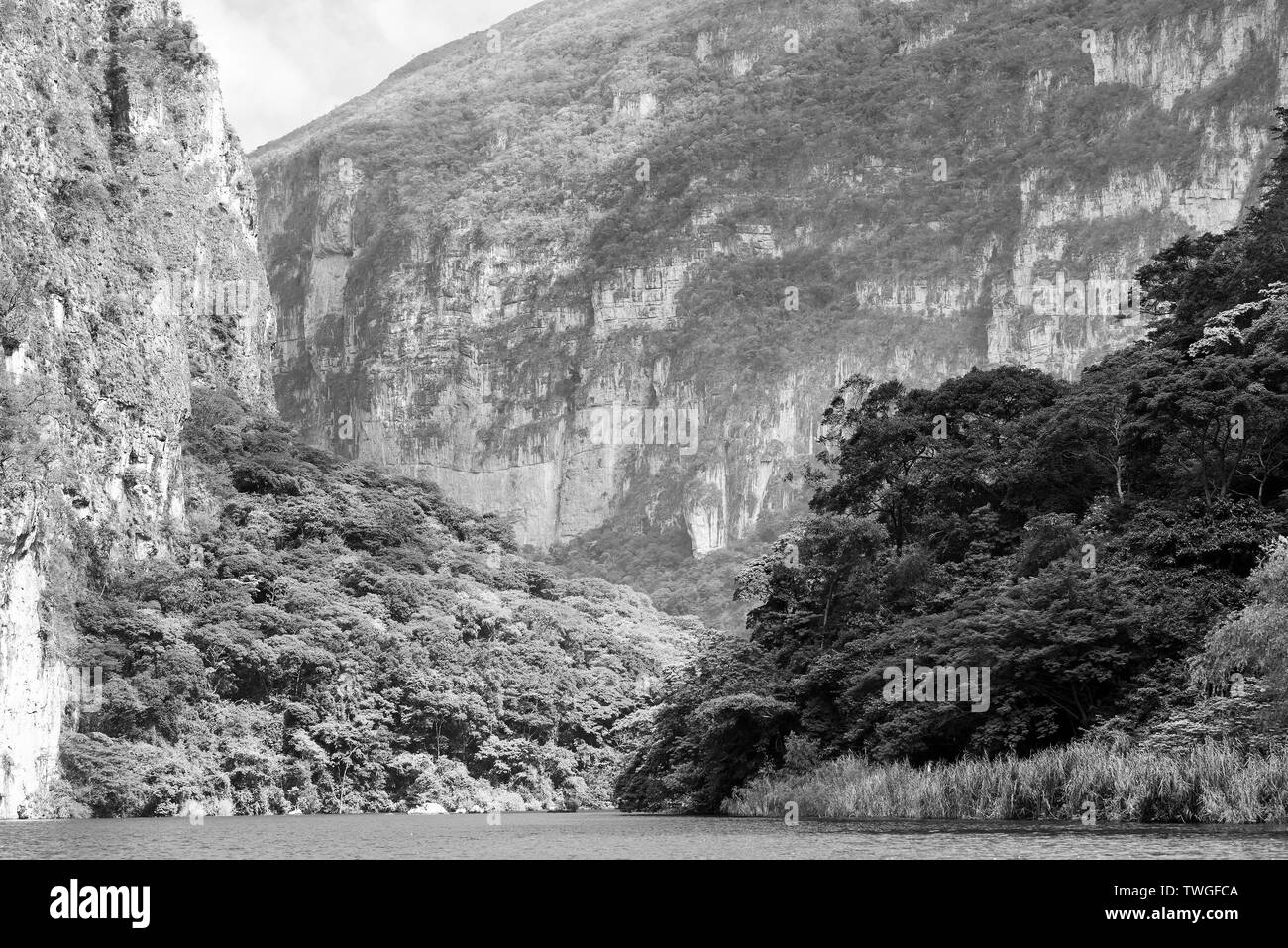 Schönen blick auf den Fluss in Sumidero Canyon Chiapas, Mexiko in atemberaubenden Schwarz und Weiß Stockfoto