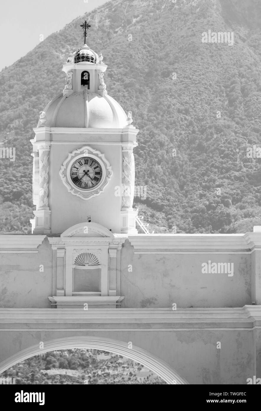 Santa Catalina Arch oder Arco de Santa Catalina, wie es lokal in Antigua, Guatemala in Mittelamerika bekannt in atemberaubenden Schwarz und Weiß Stockfoto