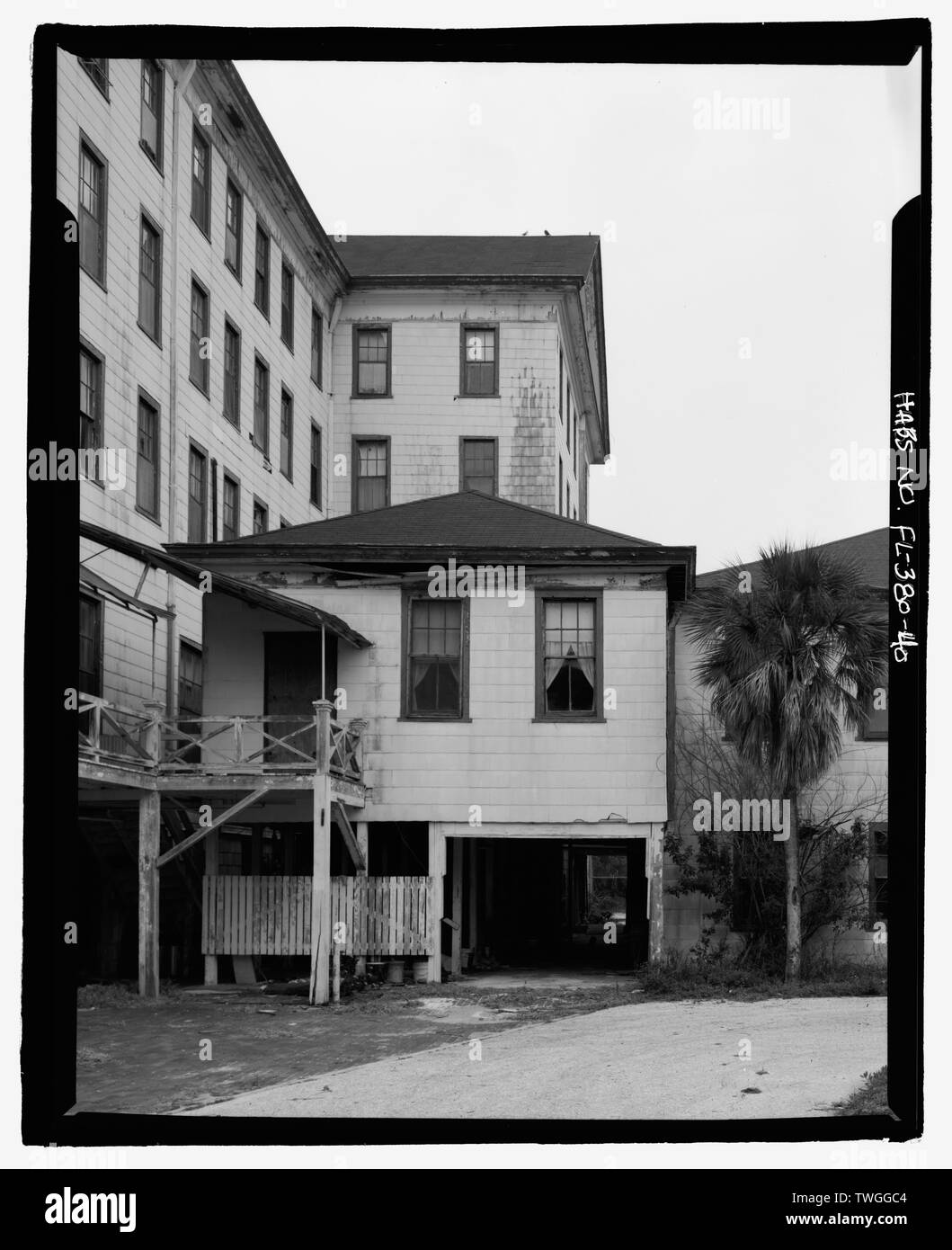 Hinten, Küche, BÜRO UND TEIL DES NORDFLÜGELS - Kamera Richtung Norden - Ormond Hotel, 15 East Granada, Ormond Beach, Volusia County, FL Stockfoto