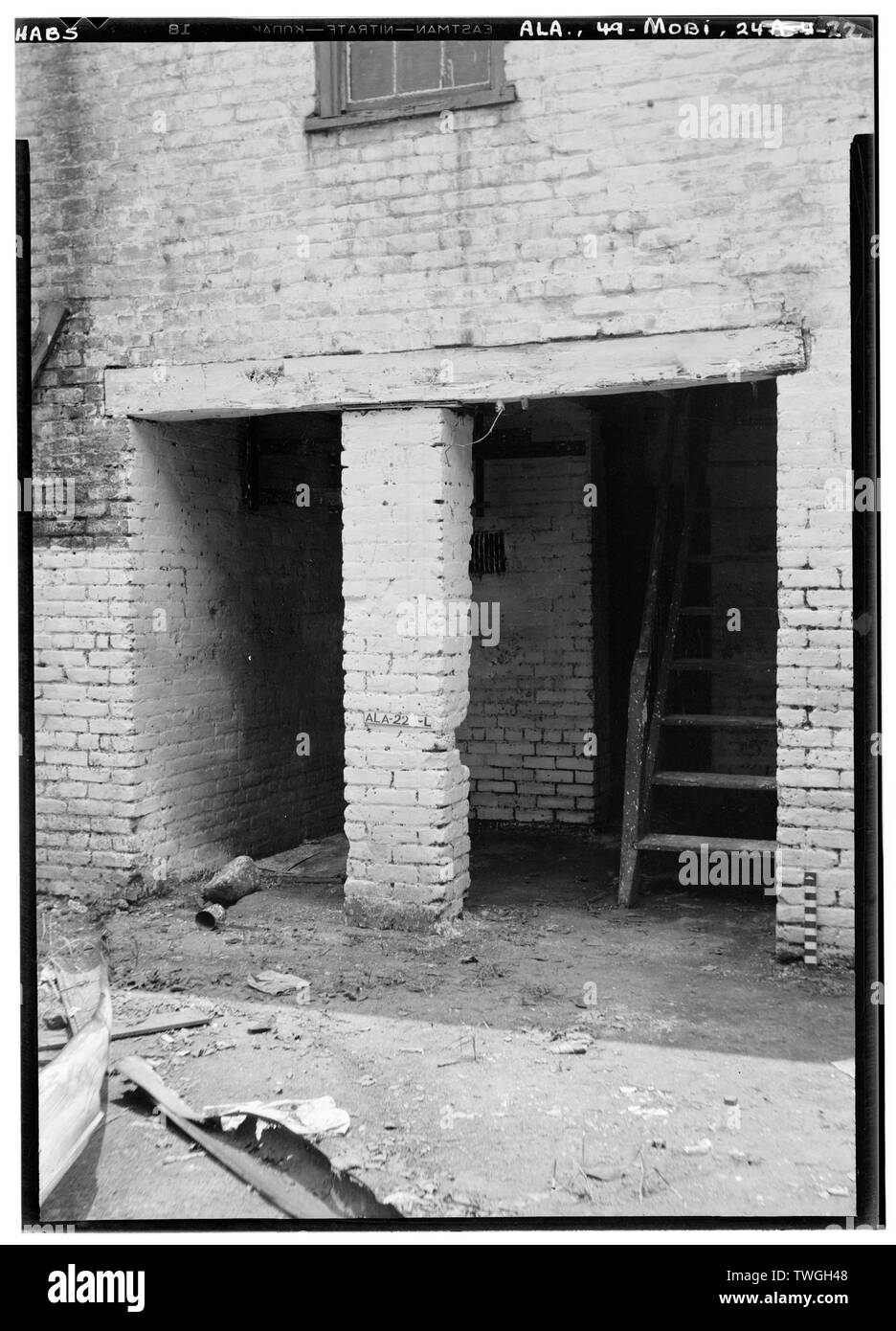 Historischer amerikanischer Gebäude Umfrage E. W. Russell, Fotograf, Juli 14, 1936, AUSSPARUNG IN DER ERSTEN GESCHICHTE DER KNECHT Viertel mit Treppe (Obergeschoss) UND ALTEN eingeweiht in die Aussparung - Sanford-Staylor Haus und Diener' Quarters, 451-453 Saint Francis Street, Mobile, Mobile County, AL Stockfoto