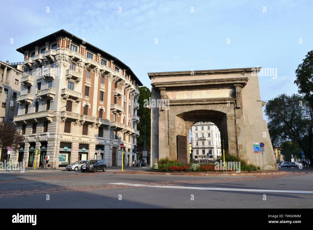 Mailand/Italien - Oktober 10, 2015: Innenansicht von der Teil der Stadt der Porta Romana alte Tor von Mailand mit 2 riesigen alten hölzernen Türen. Stockfoto