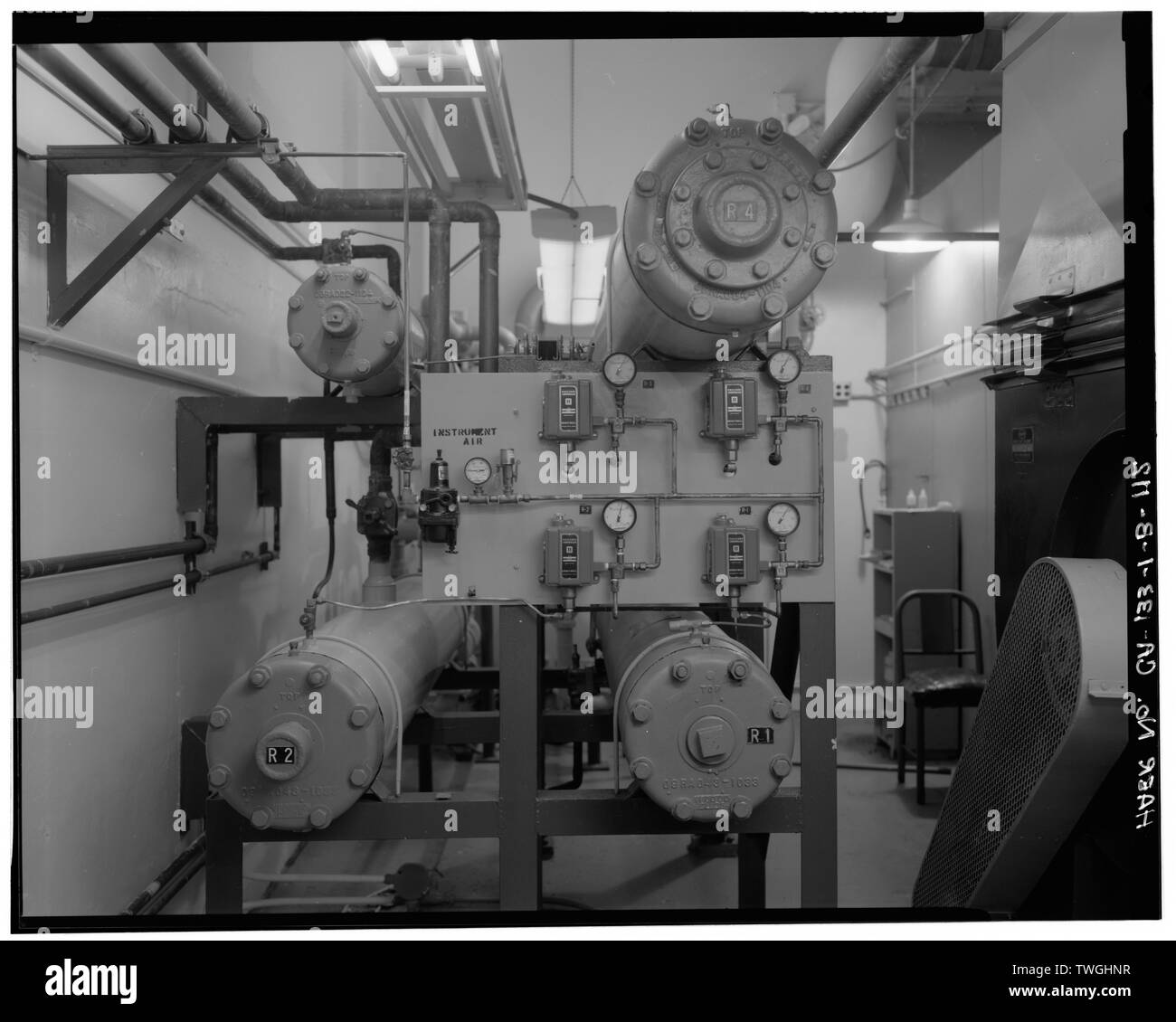 Kältemittel KONDENSATOR TANKS UND DRUCKSCHALTER in der nordöstlichen Ecke von mechanischen ANLAGEN ZIMMER (201), LSB (geb. 751) - der Vandenberg Air Force Base, Space Launch Complex 3, Launch Pad 3 Ost, Napa und Alden Straßen, Lompoc, Santa Barbara County, CA Stockfoto