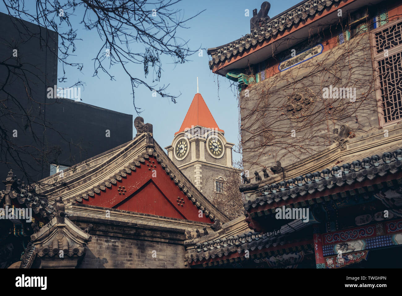 Ein Uhrturm auf dem Boden der mittleren Schule in Donghuamen Wohnviertel von Peking, China Stockfoto