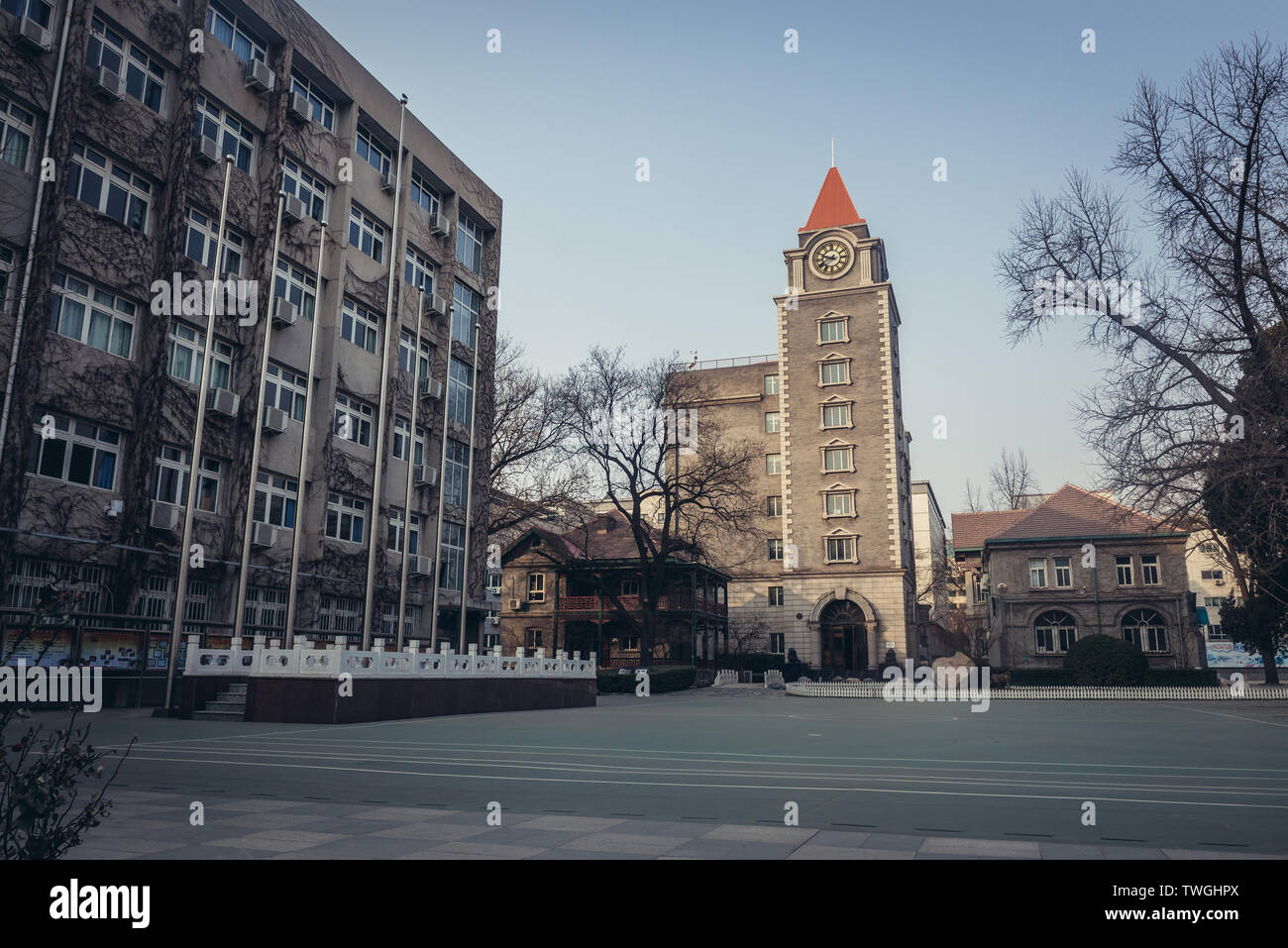 Ein Uhrturm auf dem Boden der mittleren Schule in Donghuamen Wohnviertel von Peking, China Stockfoto