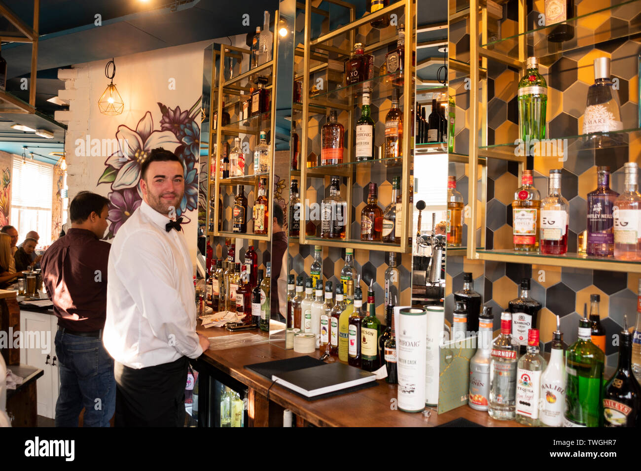Doncaster, Großbritannien - 11 Mai 2019: Barkeeper stolz durch die Reihen der Flaschen stand auf Anzeige an seiner Bar am Samstag, den 11. Mai in La Boca Restaurant, 1 Netherhall Stockfoto