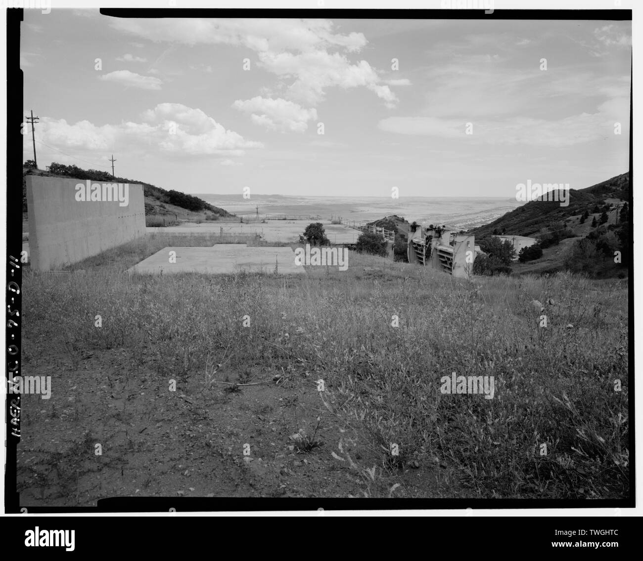 Stahlbetondecke DACH, FLAMME ABWEISER RECHTS, Gebäude B an der WEIT MITTE RECHTS. - Glenn L. Martin Company, Titan Missile Test, Captive Test D-4 stehen, Waterton Canyon Road und Kolorado Landstraße 121, Lakewood, Jefferson County, CO Stockfoto