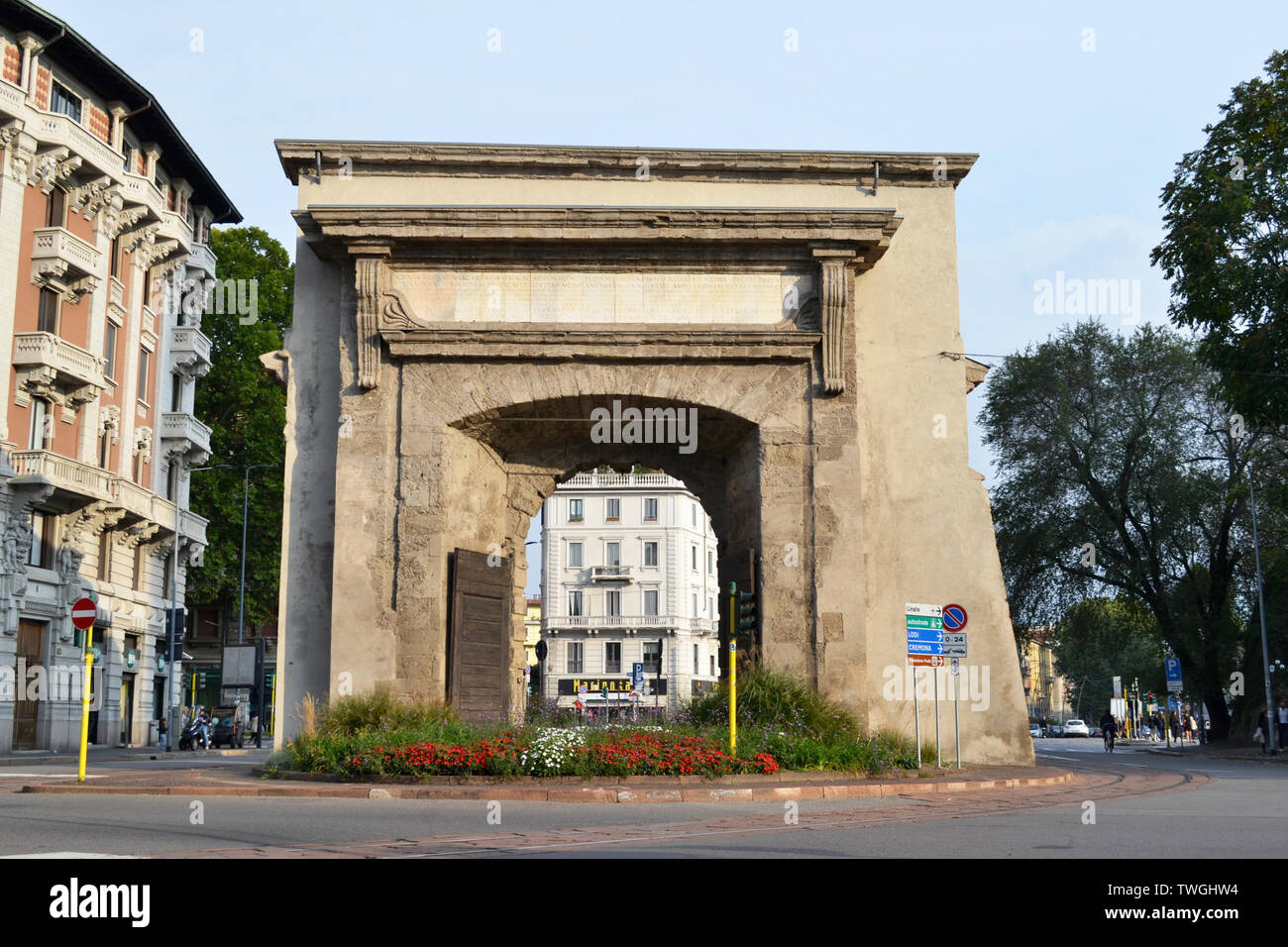 Mailand/Italien - Oktober 10, 2015: Innenansicht von der Teil der Stadt der Porta Romana alte Tor von Mailand mit 2 riesigen alten hölzernen Türen. Stockfoto