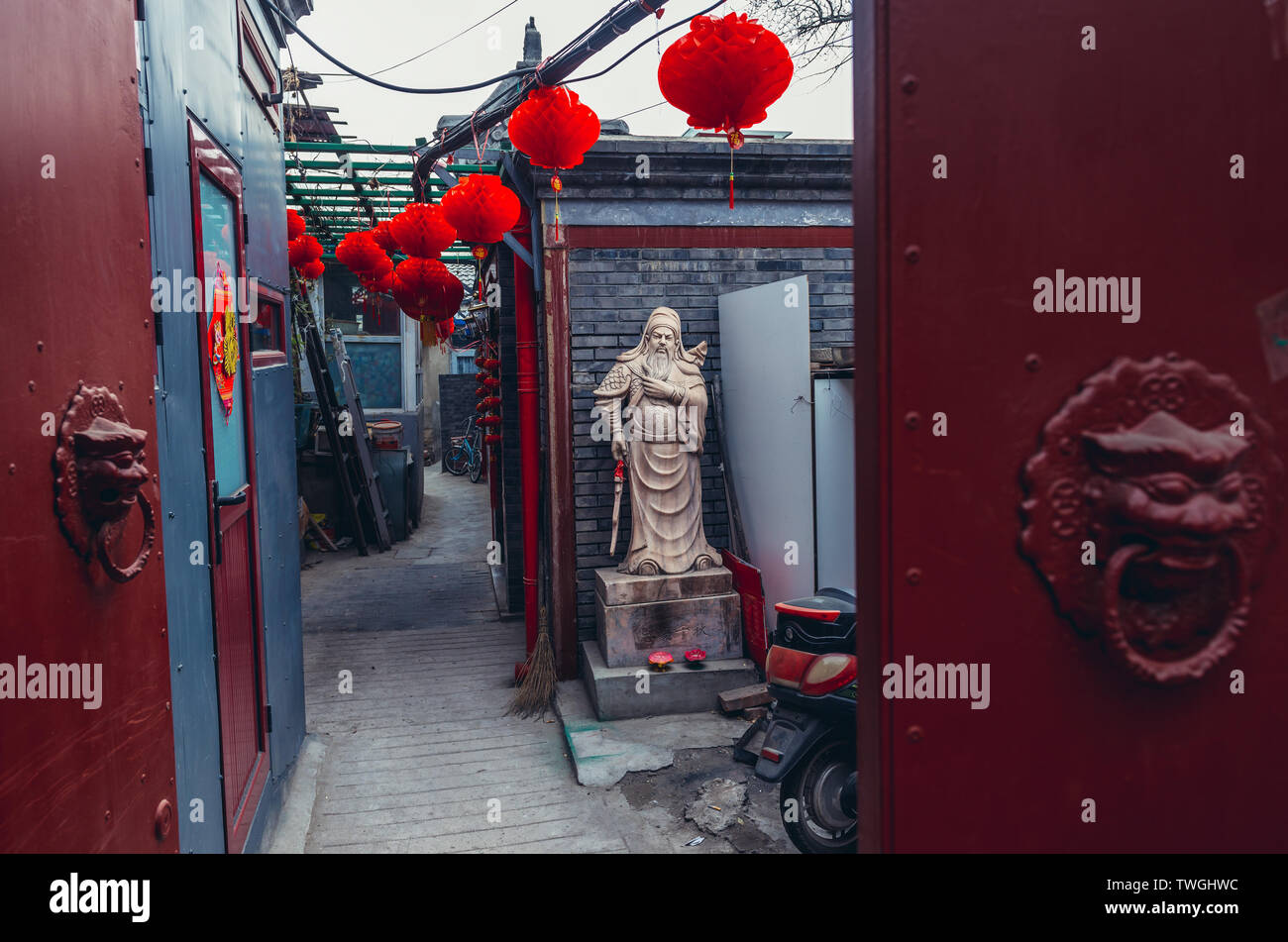 Statue auf SIHEYUAN - Innenhof im traditionellen Hutong Wohngebiet im Dongcheng District von Peking, China Stockfoto