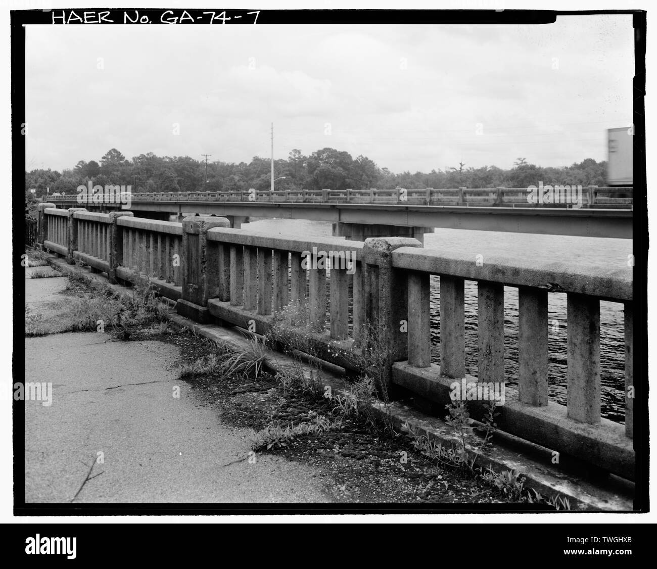 Aus verstärktem Beton Geländer, gesehen aus dem Westen - Old Kings Ferry Bridge, Spanning Ogeechee River an der U.S. Route 17 und State Route 25, Georgetown, Chatham County, GA Stockfoto