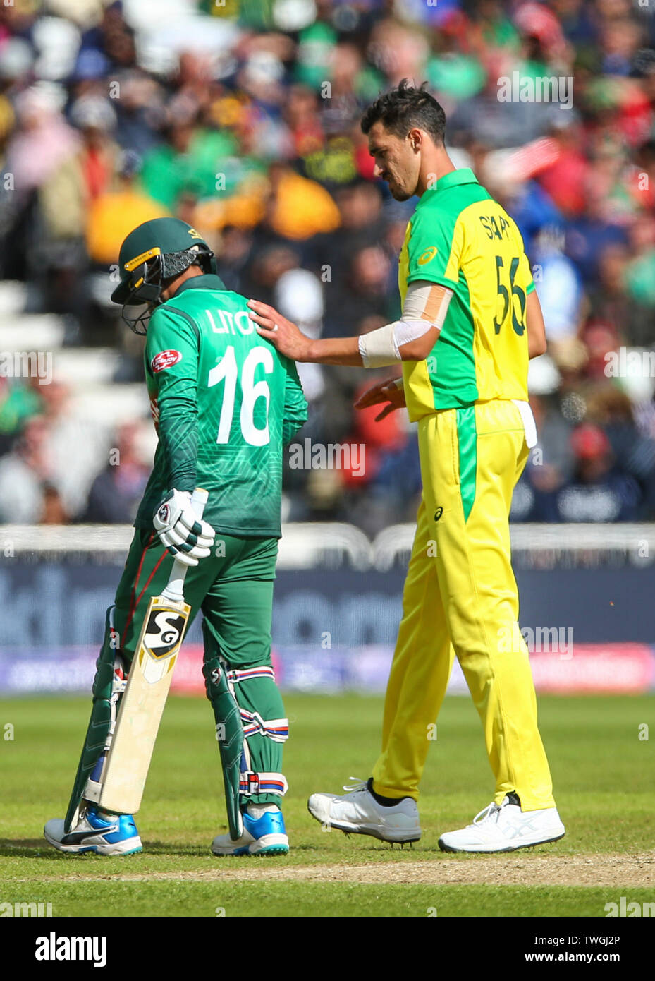 Trent Bridge, Nottingham, UK. Juni, 2019 20. ICC World Cup Cricket, Australien gegenüber Bangladesch; Mitchell Starc von Australien Kontrollen von Litton Kumer Das von Bangladesch, nachdem er ihn auf dem Helm mit einem kurzen ball Kredit Struck: Aktion plus Sport/Alamy leben Nachrichten Stockfoto