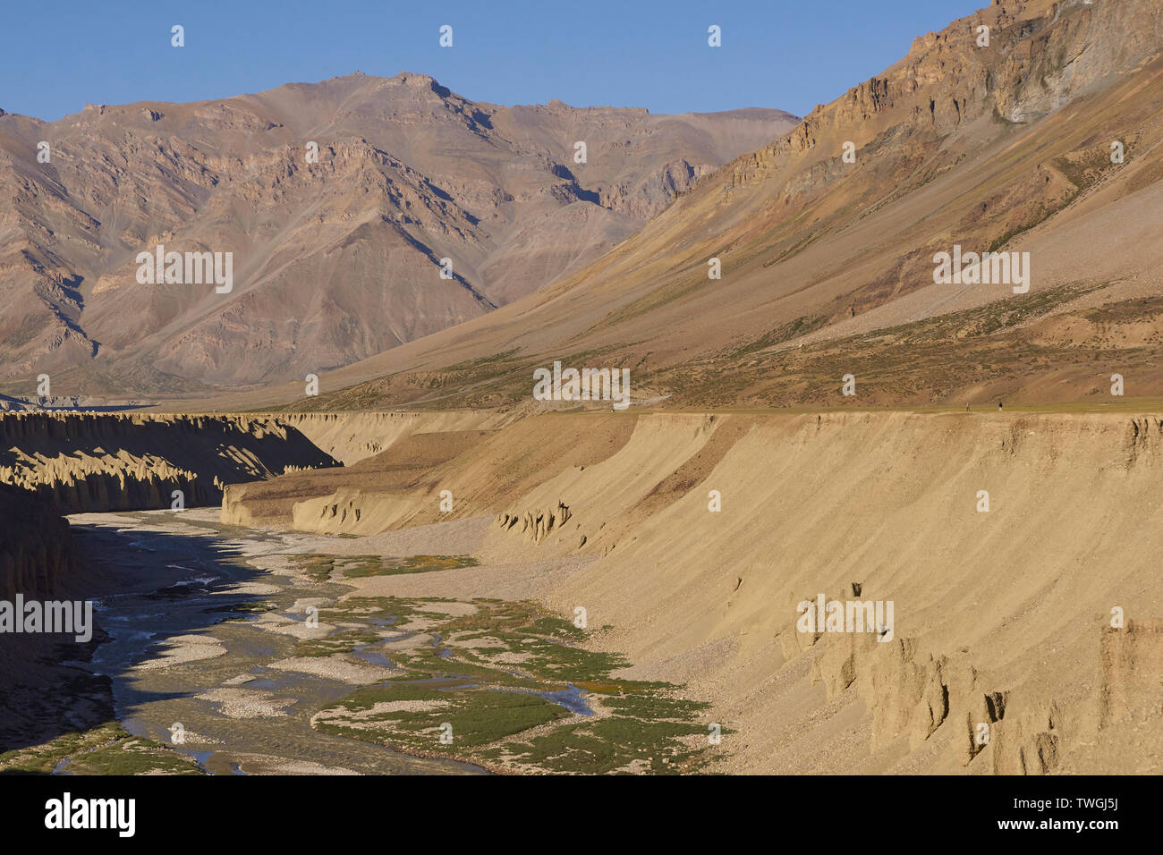 Manali nach Leh Mountain Road. Tented Tourist Camp von Bergen auf der Höhe Lingani Plains in den Schatten gestellt in Sarchu (4200m) in Ladakh, Indien Stockfoto