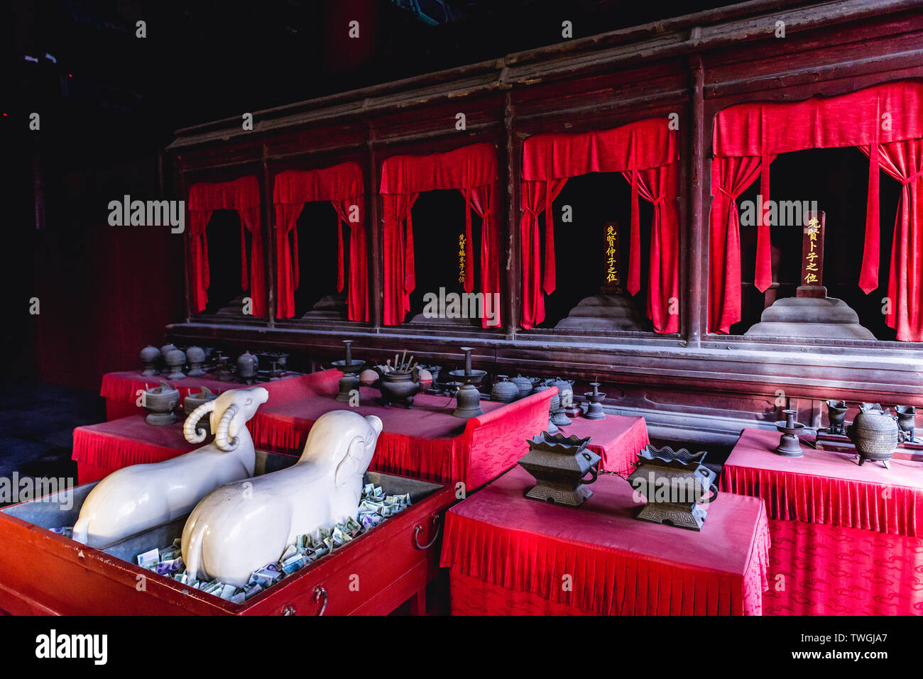 Gedenktafeln in der Halle der Große Vollendung in Konfuzius Tempel in Peking, Hauptstadt von China Stockfoto
