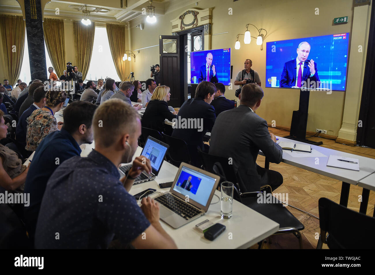 (190620) - Moskau, 20. Juni 2019 (Xinhua) -- Reporter sehen die jährliche Live Call-in der Sitzung des russischen Präsidenten Wladimir Putin in Moskau, Russland, 20. Juni 2019. Die Russen sehen Resultate von nationalen Projekten des Landes, die entworfen sind, um die nationale Wirtschaft und erhöhen den Lebensstandard zu modernisieren, so dass bereits in diesem Jahr der russische Präsident Wladimir Putin sagte Donnerstag. "Die Ergebnisse sollten sich jetzt - in diesem Jahr, weiter, und so weiter. Dies sollte auch Einkommen und Gehälter auswirken", sagte Putin bei seinem jährlichen Live Call-in Session. Mit" 3 LD Writethru: Putin sagt effo Stockfoto