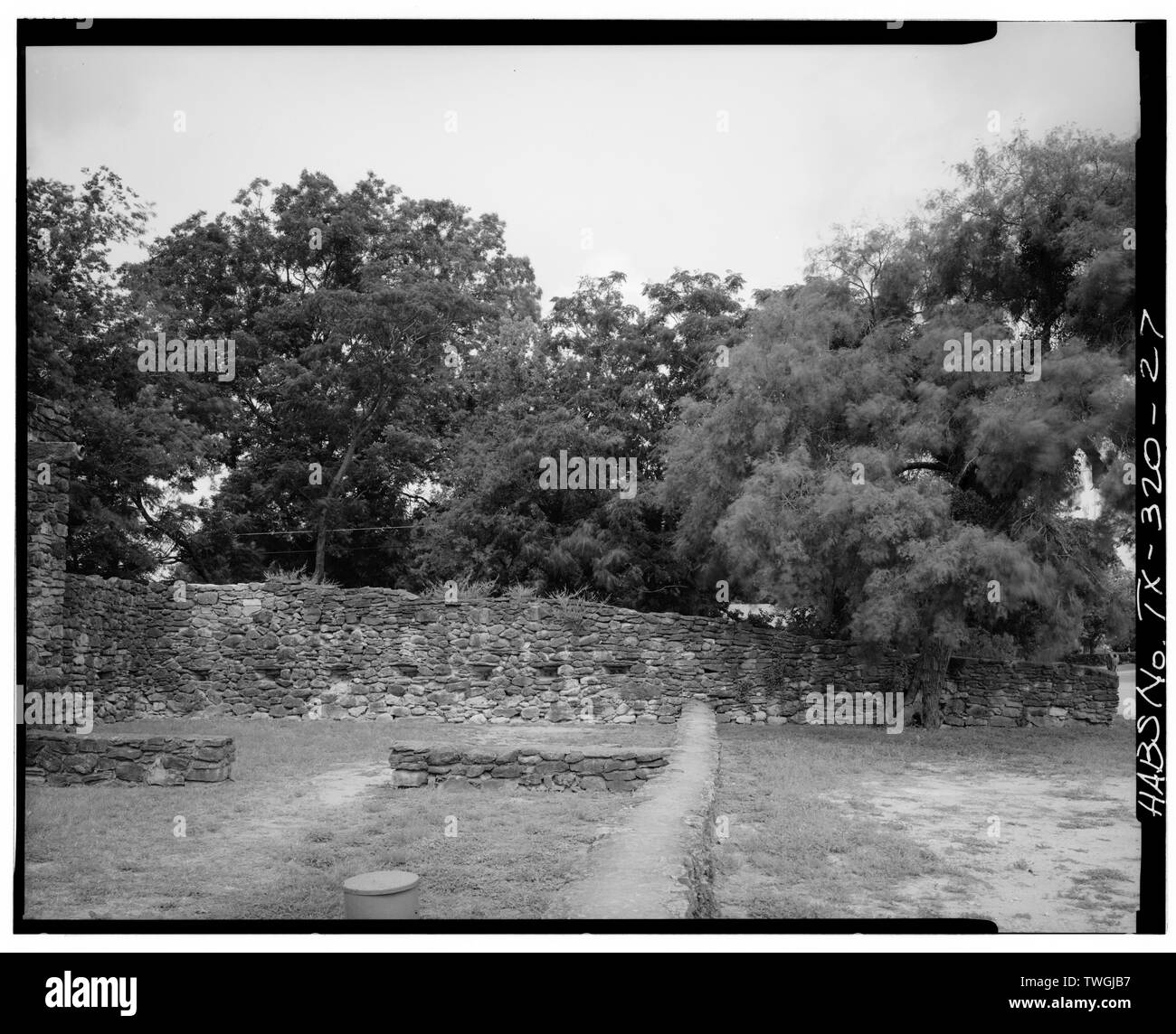 Überrest von EMBATTLEMENT MAUER NACH WESTEN ANGRENZENDE UND NÖRDLICH DER KIRCHE - Mission San Francisco de la Espada, Berg's Mühle Gemeinschaft, San Antonio, Bexar County, TX; De Leon, Alonso Stockfoto