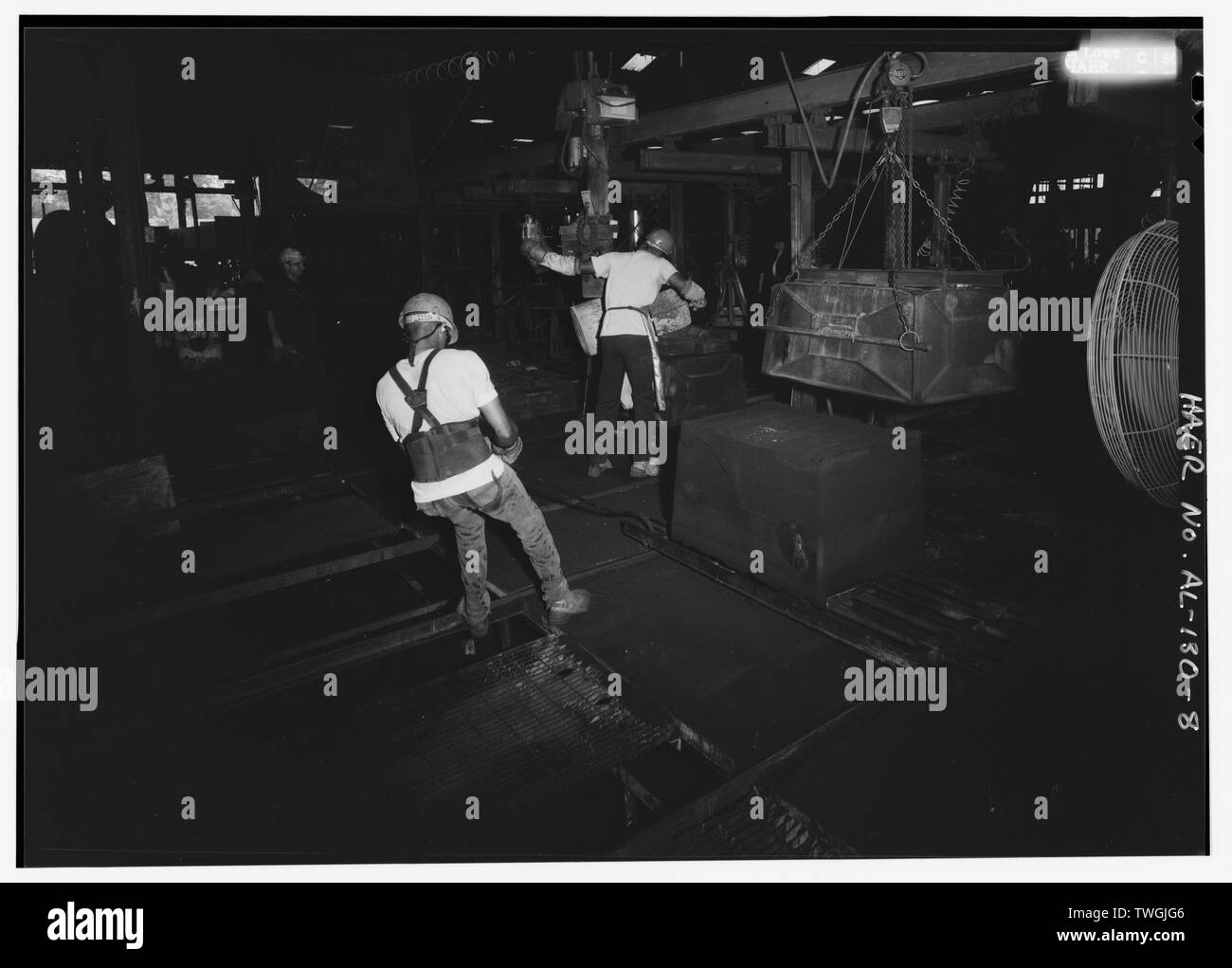 Entfernen GIESSEN JACKE UND GEWICHTE VON EINER GROSSEN Form gegossen. - Südliche duktile Casting Company, Centerville Gießerei, 101 Airport Road, Centerville, Bibb County, AL Stockfoto