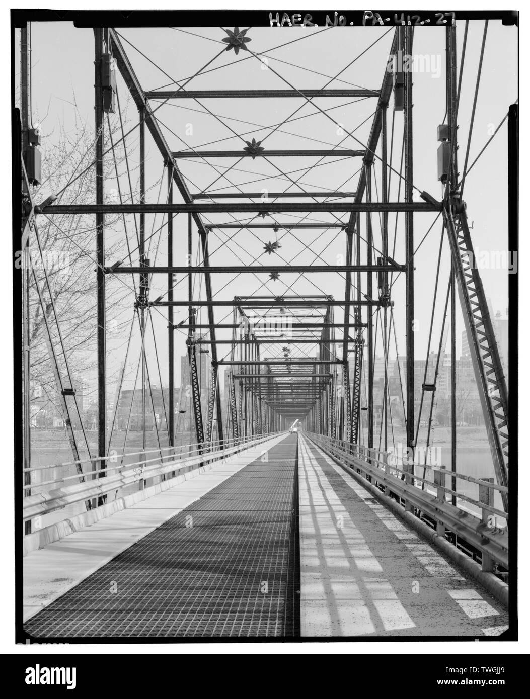 Vertreter BARREL BLICK AUF TRUSS, Fahrbahn, Geländer, und Überbau, Osten Kanal überspannt, Blickrichtung Nordost. - Walnut Street Bridge, Spanning Susquehanna River bei der Walnut Street (State Route 3034), Harrisburg, Dauphin County, PA; Lucius, Albert; Phoenix Brücke Unternehmen; Dekan und Westbrook Brücke Unternehmen; Phoenix Iron Works; der Menschen Bridge Company; Wallower, Elias Zollinger; Reilly, John B; Dekan, C W; Westbrook, John A; Harrisburg und Mechanicsville Electric Railway Company; Smith, John C; Louis Berger und Mitarbeiter, Auftragnehmer; John Bowie Mitarbeiter, Auftragnehmer; benutzte Hotopp, John A, Pr Stockfoto