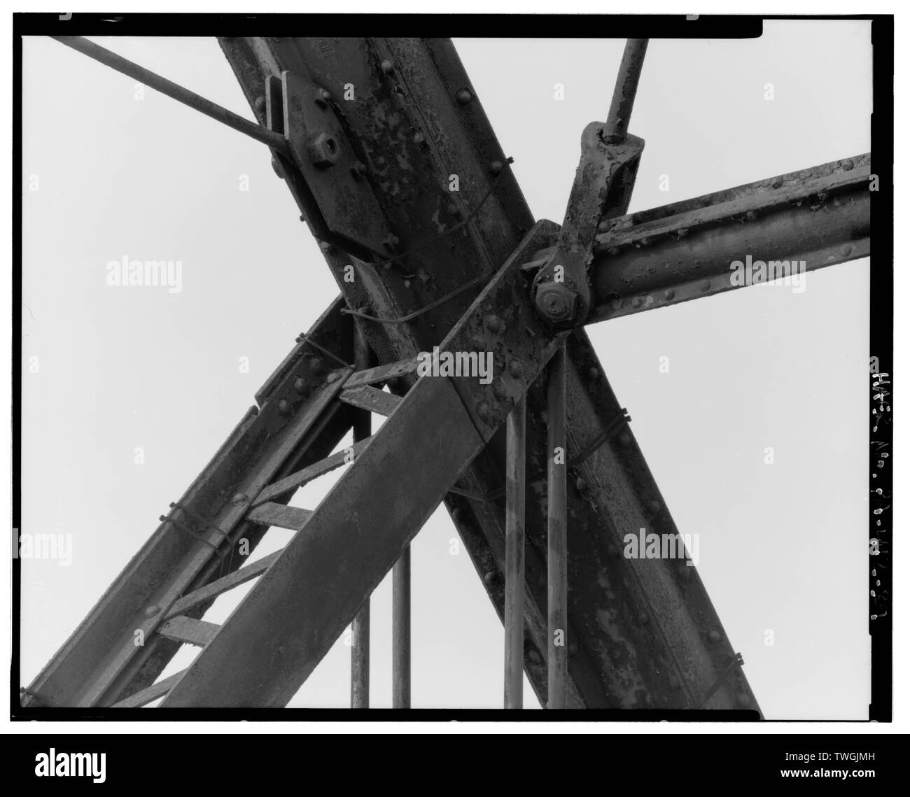 Vertreter DETAIL DER TRUSS ENDE DER VERBINDUNG M 11, Spannweite 13, Blick nach Norden. - Walnut Street Bridge, Spanning Susquehanna River bei der Walnut Street (State Route 3034), Harrisburg, Dauphin County, PA; Lucius, Albert; Phoenix Brücke Unternehmen; Dekan und Westbrook Brücke Unternehmen; Phoenix Iron Works; der Menschen Bridge Company; Wallower, Elias Zollinger; Reilly, John B; Dekan, C W; Westbrook, John A; Harrisburg und Mechanicsville Electric Railway Company; Smith, John C; Louis Berger und Mitarbeiter, Auftragnehmer; John Bowie Mitarbeiter, Auftragnehmer; benutzte Hotopp, John A, Projektleiter; Grzybowski, Susan D, Projekt Mann Stockfoto