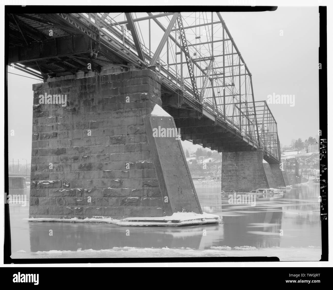 Vertreter der vorderen Fläche der PIER UND OBLIQUE ANSICHT VON DER UNTERSEITE DER TRUSS DECK, Blick nach Süden. - Walnut Street Bridge, Spanning Susquehanna River bei der Walnut Street (State Route 3034), Harrisburg, Dauphin County, PA; Lucius, Albert; Phoenix Brücke Unternehmen; Dekan und Westbrook Brücke Unternehmen; Phoenix Iron Works; der Menschen Bridge Company; Wallower, Elias Zollinger; Reilly, John B; Dekan, C W; Westbrook, John A; Harrisburg und Mechanicsville Electric Railway Company; Smith, John C; Louis Berger und Mitarbeiter, Auftragnehmer; John Bowie Mitarbeiter, Auftragnehmer; benutzte Hotopp, John A, Projektleiter; Grzybowski Stockfoto