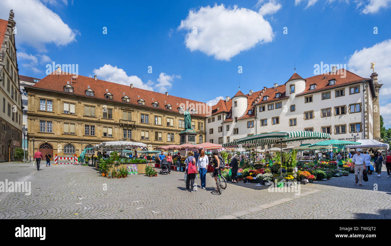 Markt am Schillerplatz in der Altstadt von Stuttgart, mit Blick auf den Prinzenbau, Schiller Denkmal und die Alte Kanzlei, Stuttgart, Baden Stockfoto