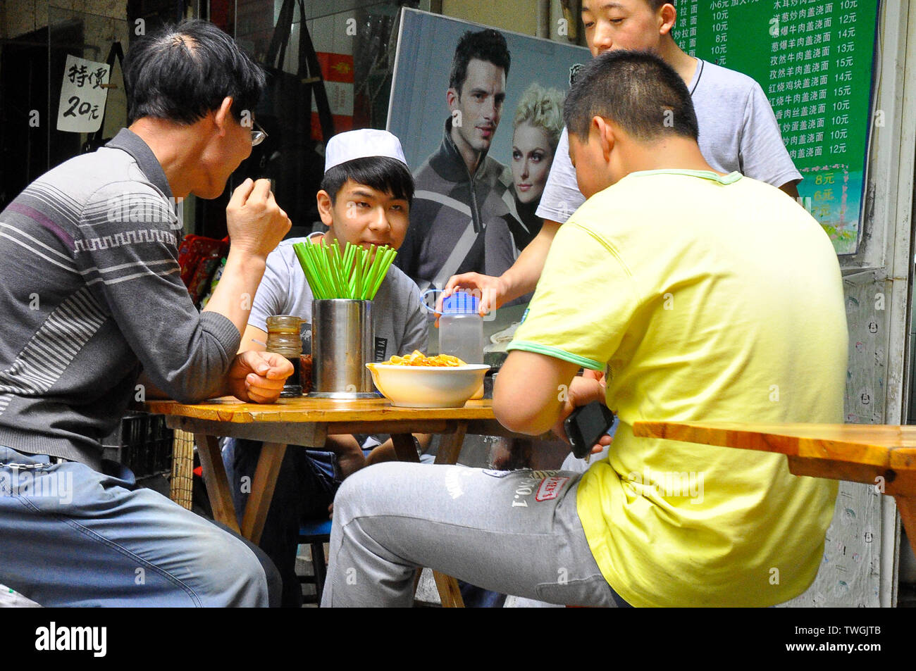 Eine Gruppe von Freunden essen Sie in einem der muslimischen Uiguren cafe in Shanghai, China Stockfoto