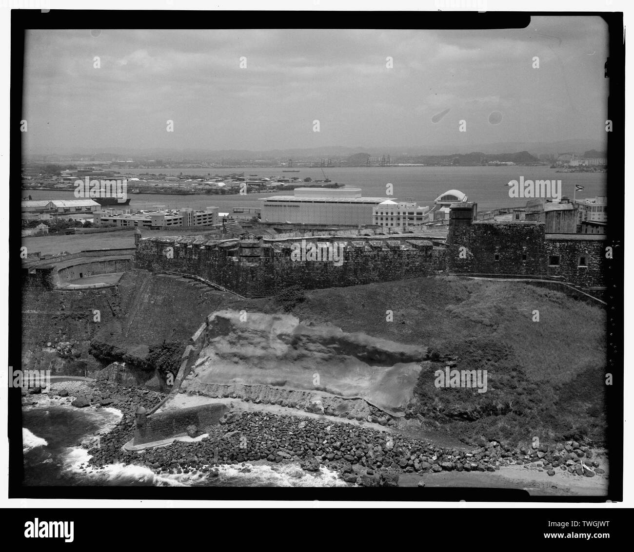 Die VERVIELFÄLTIGUNG VON ARMEE FOTO, LUFTAUFNAHME, Blick nach Westen, mit WESTLICHEN ENDE VON FORT (Offiziere Viertel, Truppen Viertel, SAN CHRISTOBAL). Fotograf und Datum unbekannt. - Castillo de San Christobal, Boulevard Norzagaray, San Juan, San Juan Municipio, PR; O'Daly, Tomas; Preis, Virginia, Sender; Behrens, Tom, Sender; Boucher, Jack E, Fotograf Stockfoto