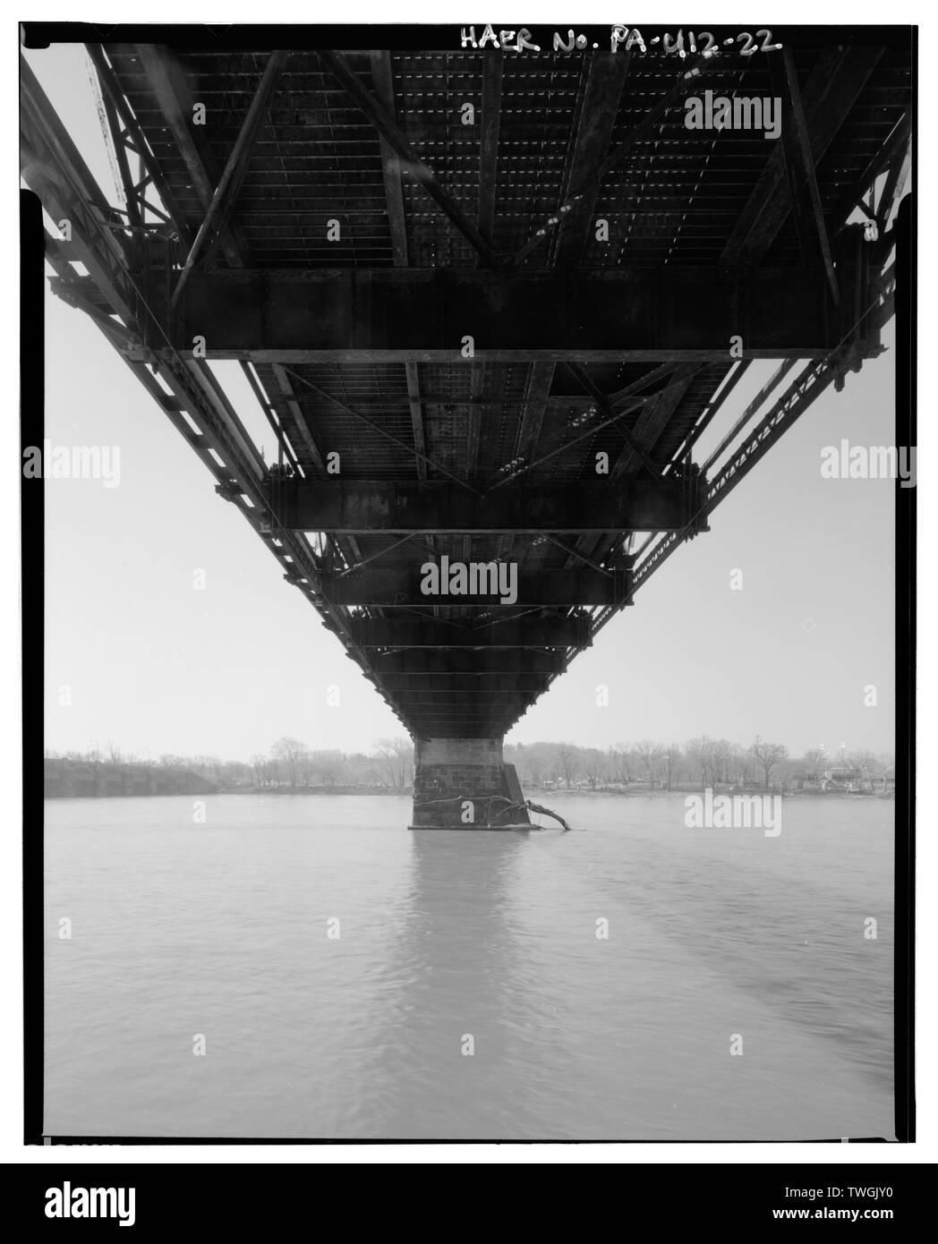 Vertreter AUF DER UNTERSEITE DER TRUSS DECK, SPAN 15, nach Südwesten. - Walnut Street Bridge, Spanning Susquehanna River bei der Walnut Street (State Route 3034), Harrisburg, Dauphin County, PA; Lucius, Albert; Phoenix Brücke Unternehmen; Dekan und Westbrook Brücke Unternehmen; Phoenix Iron Works; der Menschen Bridge Company; Wallower, Elias Zollinger; Reilly, John B; Dekan, C W; Westbrook, John A; Harrisburg und Mechanicsville Electric Railway Company; Smith, John C; Louis Berger und Mitarbeiter, Auftragnehmer; John Bowie Mitarbeiter, Auftragnehmer; benutzte Hotopp, John A, Projektleiter; Grzybowski, Susan D, Projekt-MA Stockfoto