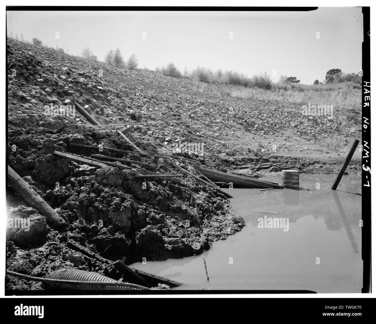 Behälterauslass - Zwei Meile Reservoir, Santa Fe River, Kreuzung von Canyon und Cerro Gordo Straßen, Santa Fe, Santa Fe, NM Stockfoto