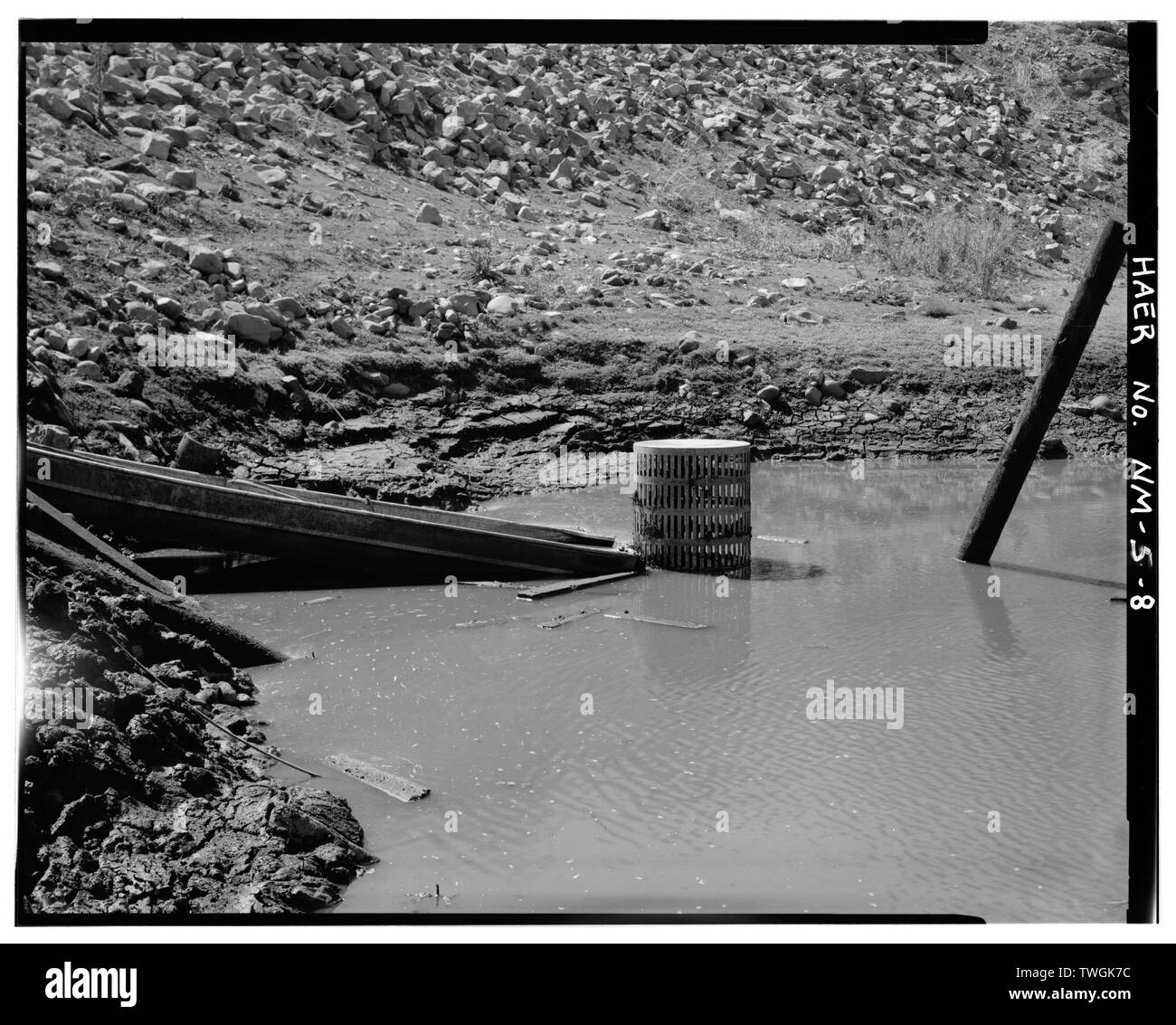 Behälterauslass - Zwei Meile Reservoir, Santa Fe River, Kreuzung von Canyon und Cerro Gordo Straßen, Santa Fe, Santa Fe, NM Stockfoto