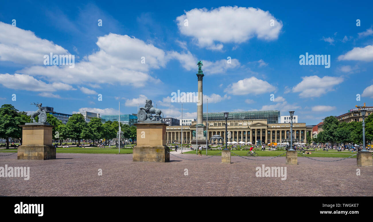 Lebensgroße Statuen von Württemberg Wappentiere Hirsch und Lion am Schloßplatz Stuttgart vor dem Hintergrund des Jubiläums der Lenksäule und der Königs Stockfoto