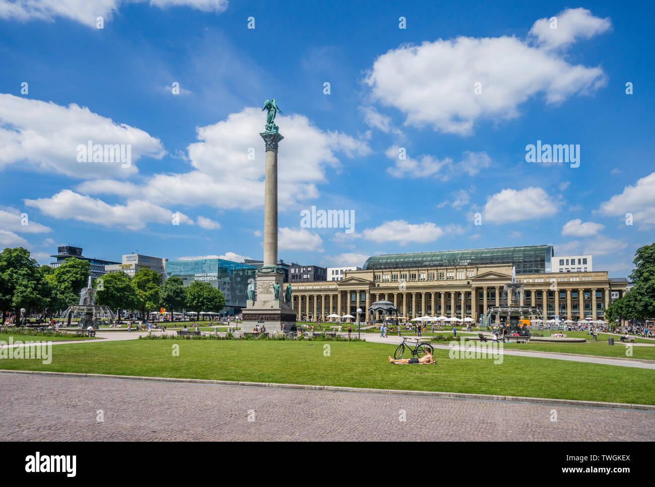 Blick auf Schloßpatz (Schlossplatz) Stuttgart mit der Jubiläumssäule (Jubilee Spalte), die durch die römische Göttin Concordia vor dem Hintergrund der t gekrönt Stockfoto