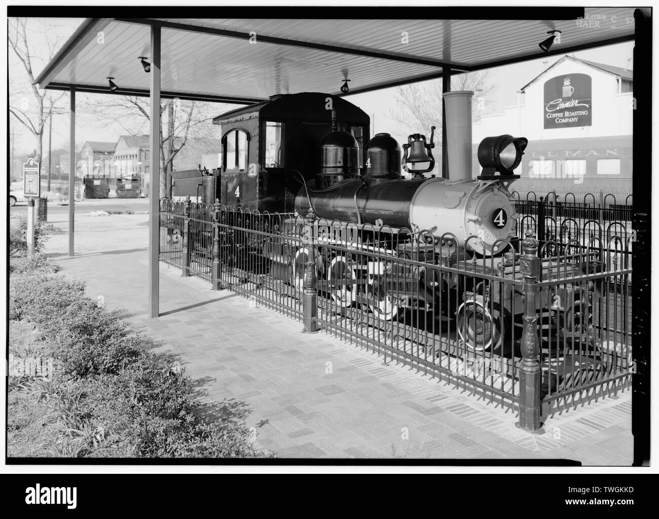 Restaurierte GLOVER LOKOMOTIVE -81421 WESTLICH VON Marietta Square; 36 Zoll Manometer 2-6-0, 1-3-17. Für Reparatur- und Weiterverkauf IN 1923 ZURÜCK, ZULETZT ZUM VERKAUF ANGEBOTEN IM JAHR 1931 FÜR 750 $. - Glover Machine Works, 651 Butler Street, Marietta, Cobb County, GA Stockfoto