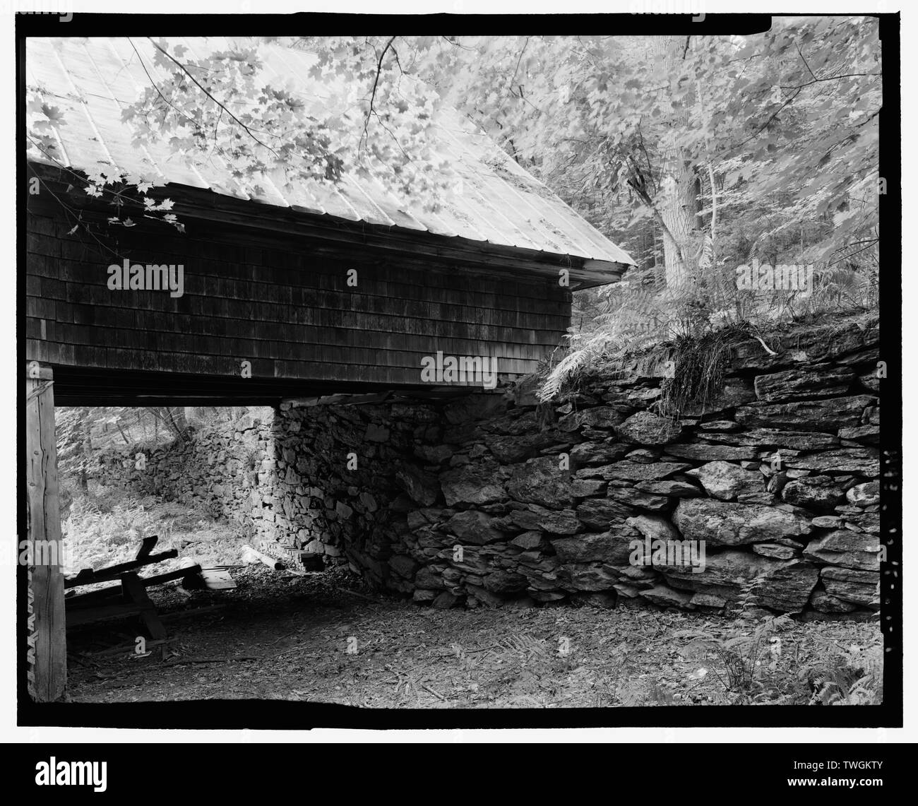 Stützmauer unter Holzschuppen. VIEW SE - Marsh-Billings-Rockefeller Beförderung Straßen, Woodstock, Windsor County, VT; Copeland, Robert Morris; Hutcheson, Martha Brookes Braun; Lynch, Bryan J; Französisch, Mary; Marsh, Charles; Marsh, George Perkins, Billings, Friedrich; Laurance Rockefeller, Spelman; Cady, James, Billings, Sophia Wetherbee, Billings, Oel, Billings, Laura, Billings, Julia Parmly; Downing, Andrew Jackson, Dana, Henry S; Aitken, George, Billings, Mary Montagu, Billings, Elizabeth; Kittredge, Elsie; Französisch, John; Hitchcock, Elizabeth Französisch; Christianson, Justine, Sender, Marston, C Stockfoto