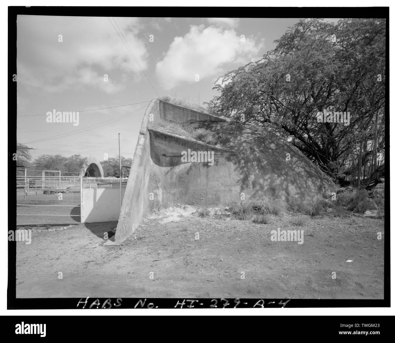 Verkleidung 1228 IN STABILEN GEBIET, auf SICHTBETON Flossen und SHELL, Blick Richtung Süden. - Naval Air Station Friseure, Marine Corps Air Station Ewa Flugzeuge Verkleidung Typ, der abgegrenzt ist durch Bismarck Sea, Braun, Tomes, und Hamilton Straßen, Ewa, Honolulu County, HI Stockfoto