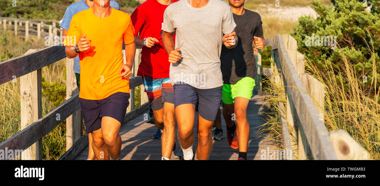 Eine Gruppe von High School Jungen sind auf der Promenade vom Fire Island Lighthouse von Beach Gras in die Sonne umgeben. Stockfoto