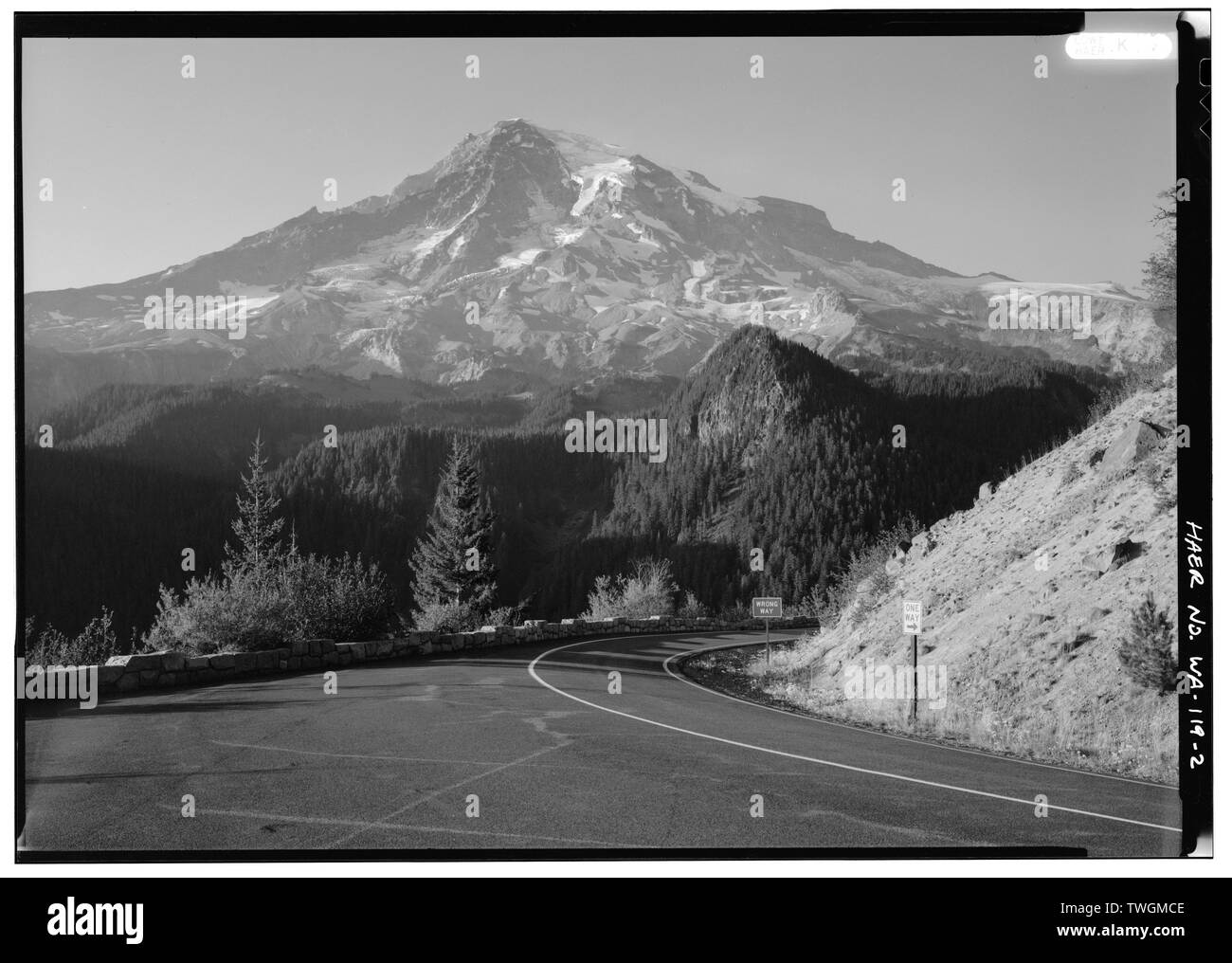 RICKSECKER PUNKT EINBAHNSTRASSE mit Mount Rainier im Hintergrund, Blick Richtung Nordosten - Nisqually Straße, zwischen Longmire und Paradise, WA, Longmire, Pierce County, WA; Ricksecker, Eugene V; US-Armee Korps der Ingenieure; Büro der öffentlichen Straßen; Longmire, James; McKinley, William; Millis, John; Miller, ein D; Feldschau und Chaffee; Tomlinson, O A; Miley und Fox; Philbrick und Nicholson, Incorporated; Tobin, J D; Hampshire, John; Davidson, E A; Mitchell Brothers; Not Erhaltung Werke; Baseloff, Alex; Monohan, J H; Quint, Richard H, Historiker Stockfoto